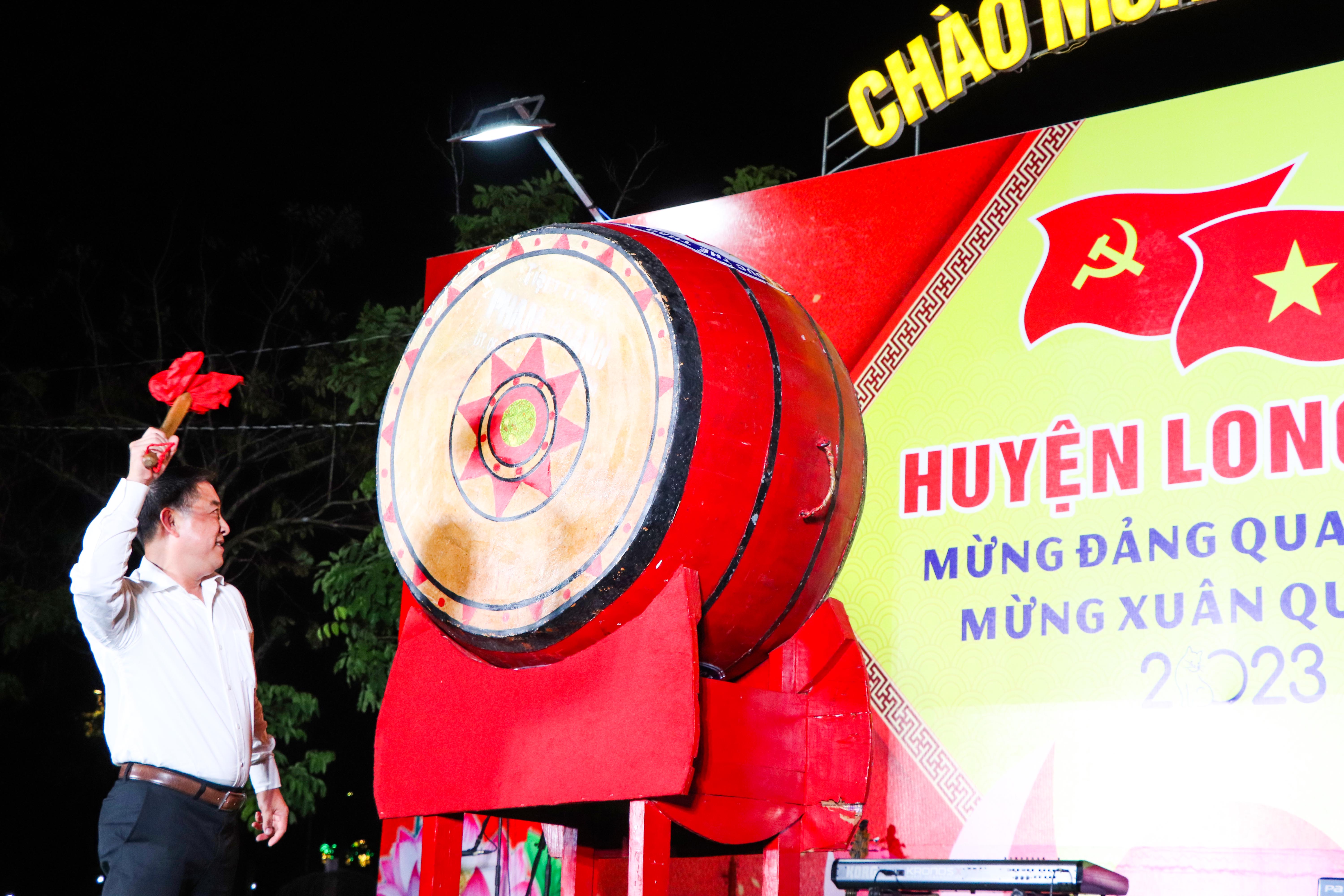 Ông Huỳnh Sơn Tuấn, Bí thư Huyện ủy Long Điền đánh trống khai Xuân Quý Mão năm 2023.