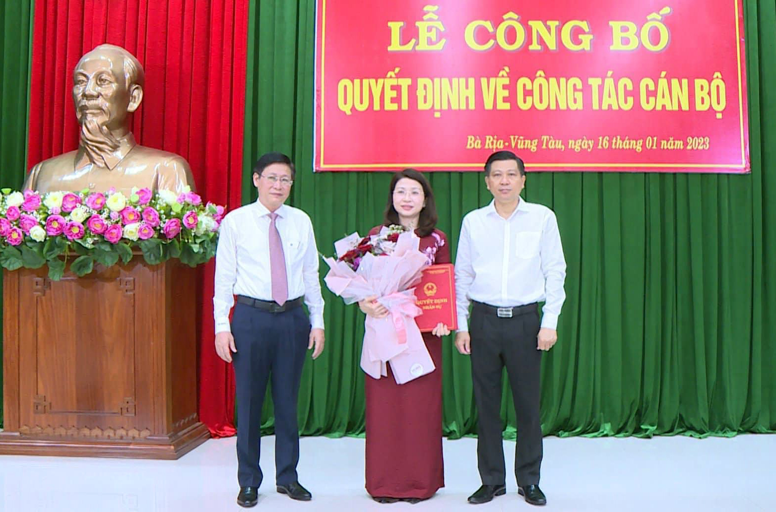 Ông Trần Văn Tuấn, Ủy viên Ban Thường vụ Tỉnh ủy, Bí thư Thành ủy Bà Rịa và ông Lê Ngọc Khánh, Phó Chủ tịch UBND tỉnh trao quyết định và tặng hoa chúc mừng bà Nguyễn Thị Kim Liên. 