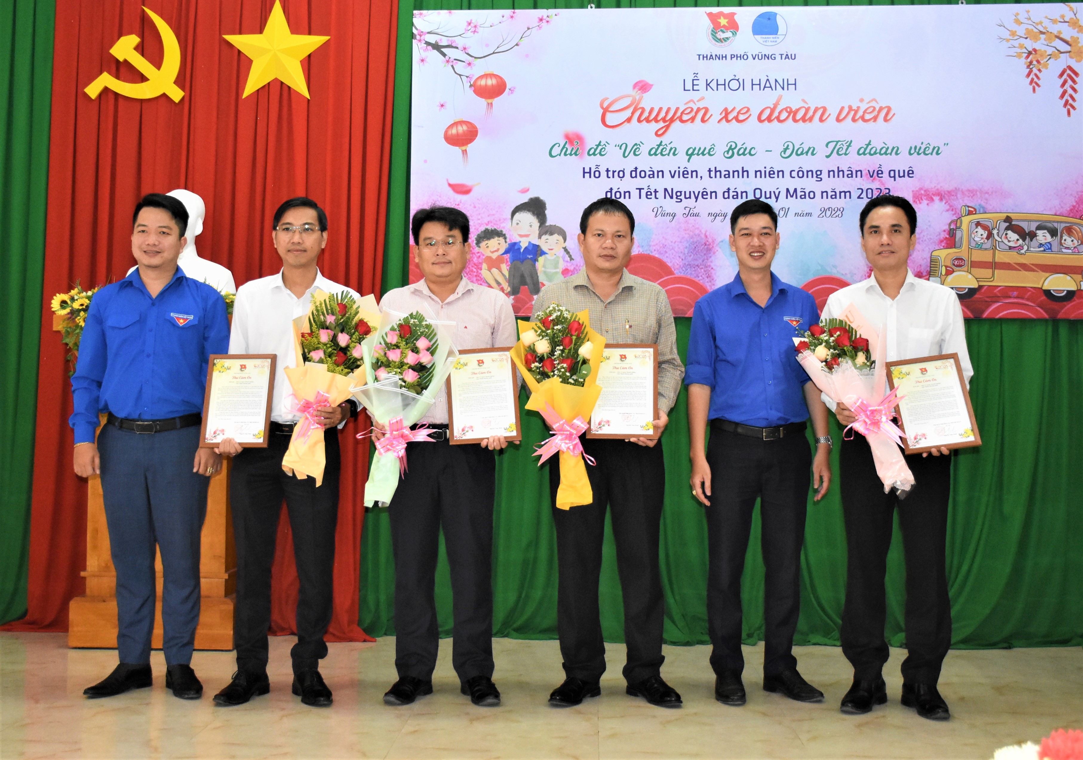 Đại diện Tỉnh Đoàn, Thành Đoàn Vũng Tàu trao hoa và thư cảm ơn cho các Doanh nghiệp, đơn vị tài trợ chương trình Chuyến xe đoàn viên.
