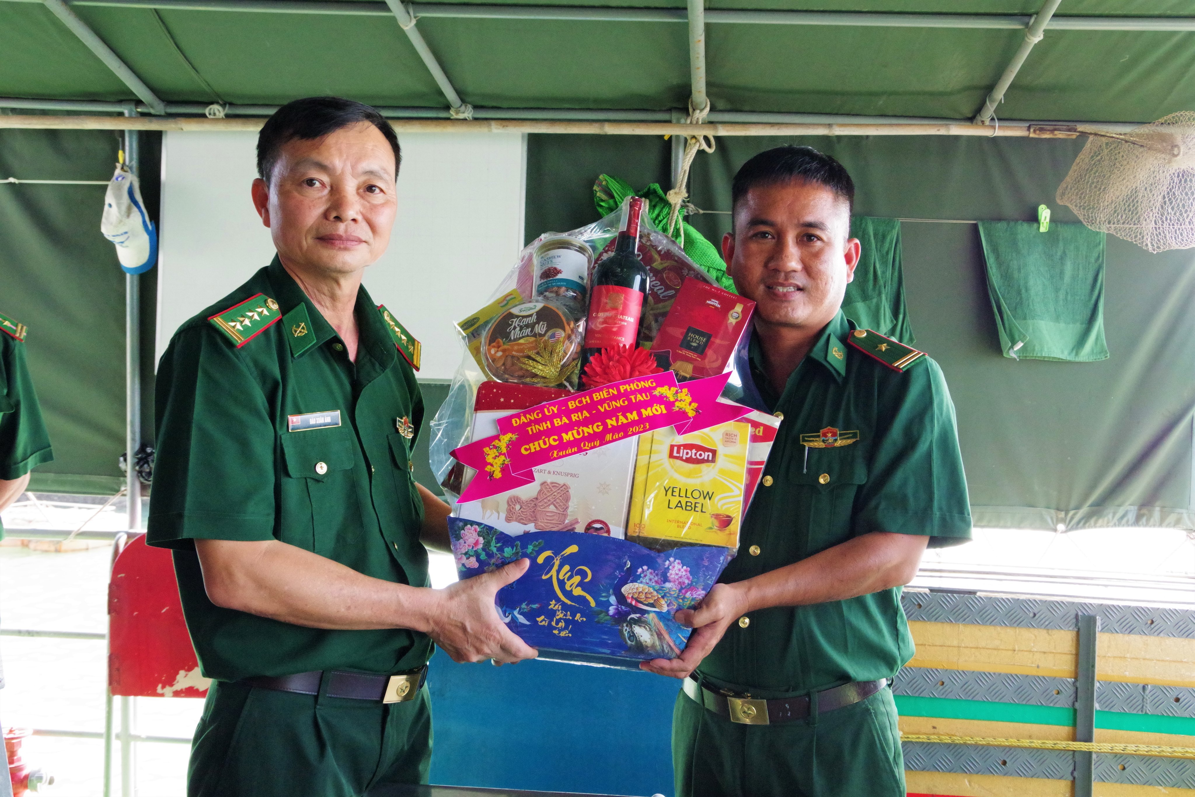 Đại tá Đào Xuân Ánh, Bí thư Đảng ủy, Chính ủy BĐBP tỉnh Bà Rịa – Vũng Tàu thăm, chúc tết cán bộ, chiến sĩ các tàu tuần tra thuộc Hải đội Biên phòng 2.