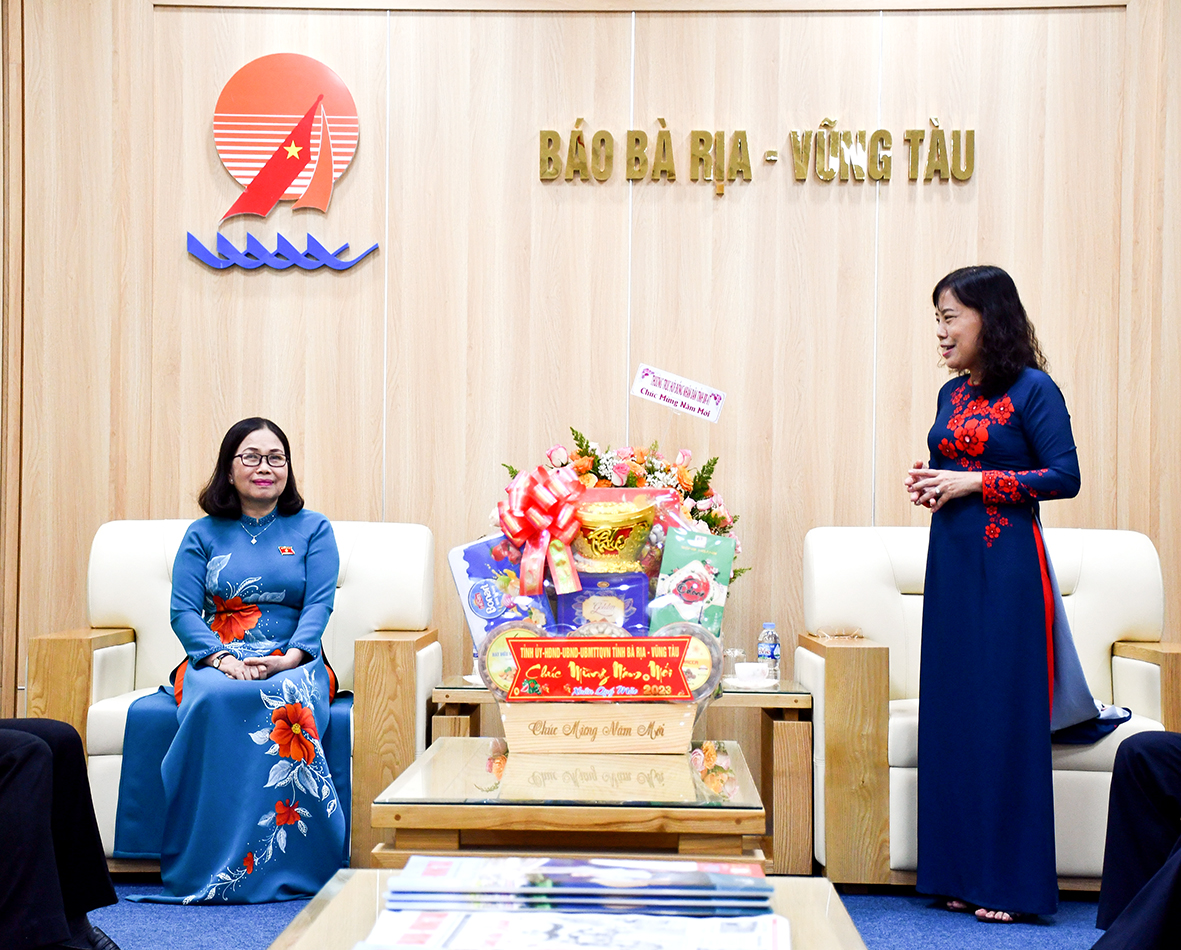 Bà Đỗ Nguyễn Hoàng Dung, Quyền Tổng Biên tập Báo Bà Rịa-Vũng Tàu phát biểu cảm ơn.