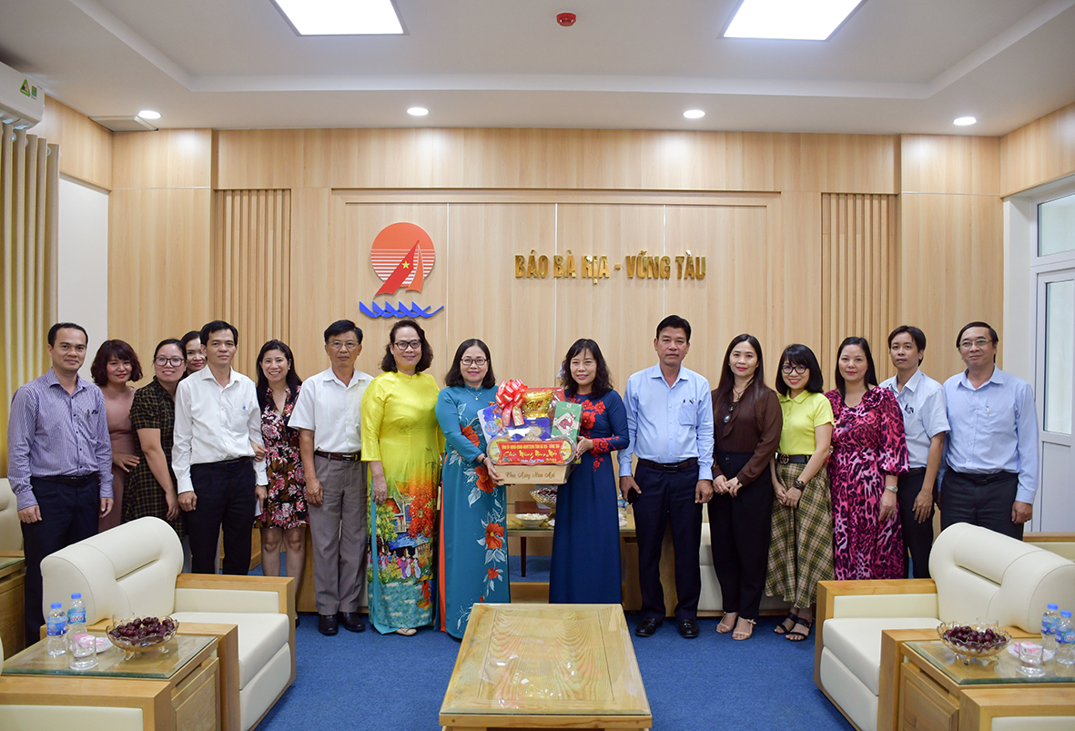 Bà Nguyễn Thị Yến, Phó Bí thư Thường trực Tỉnh ủy, Trưởng Đoàn ĐBQH tỉnh tặng quà chúc mứng năm mới Báo Bà Rịa-Vũng Tàu.