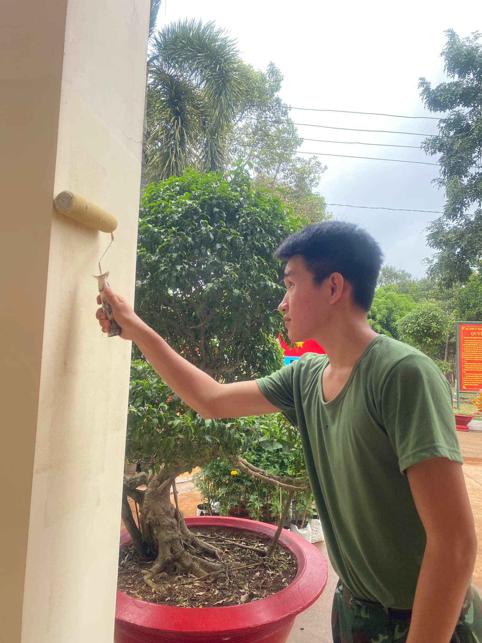 Cán bộ, chiến sĩ Đại đội Trinh sát – Bộ CHQS tỉnh trang trí, làm đẹp cho những dãy nhà của đơn vị.
