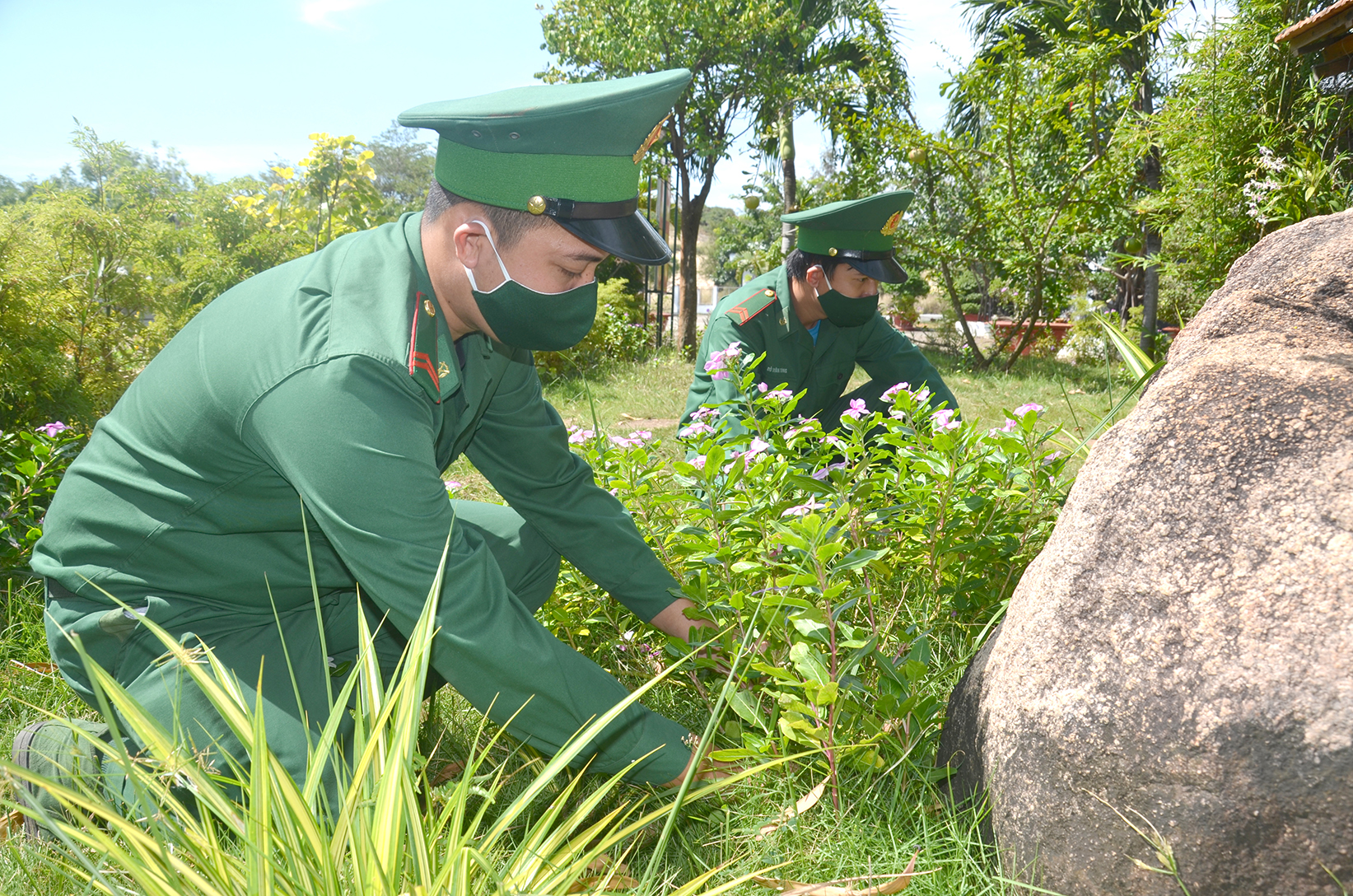 Cán bộ, chiến sĩ Đồn Biên phòng Phước Thuận chăm sóc vườn hoa.