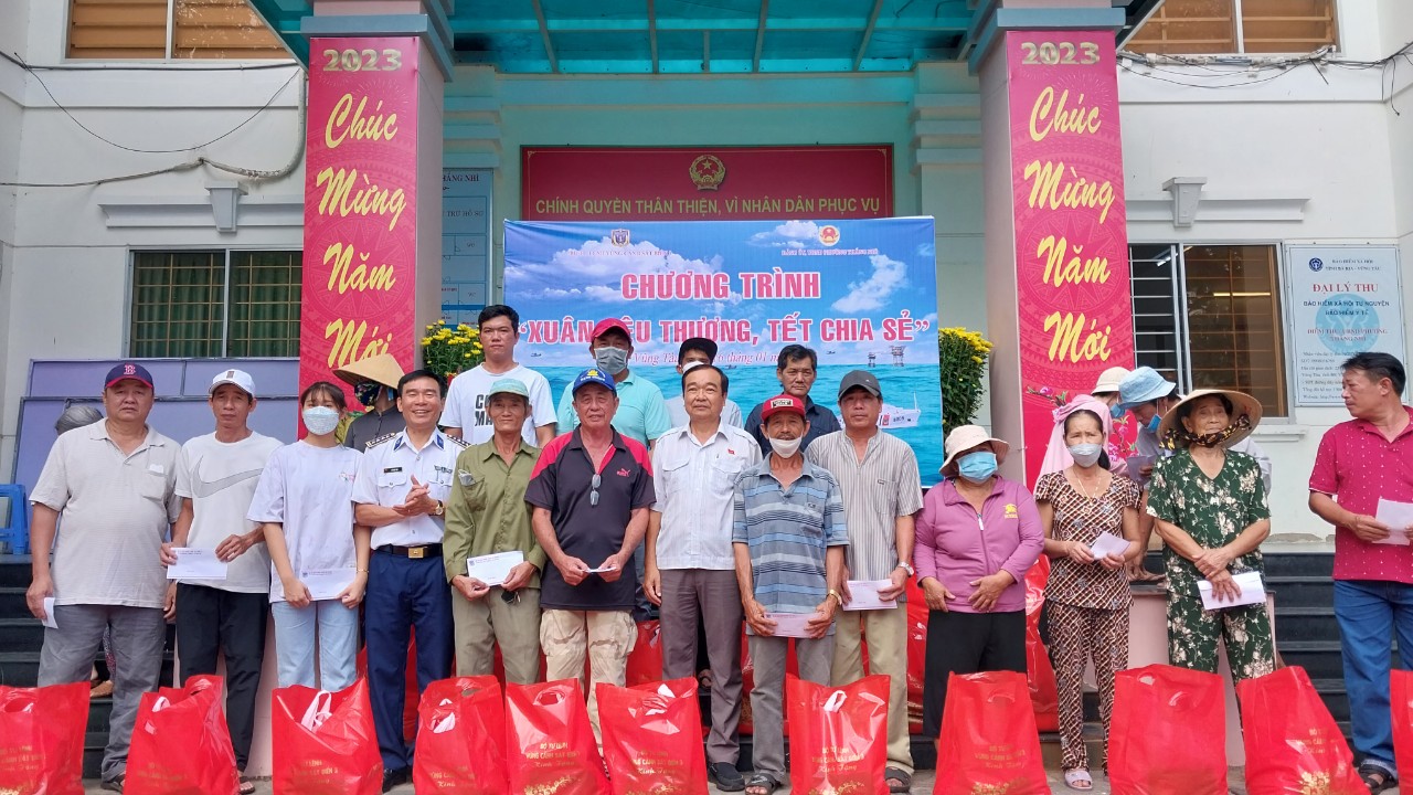 Lãnh đạo Vùng Cảnh sát biển 3 trao quà Tết cho các hộ dân có hoàn cảnh khó khăn.