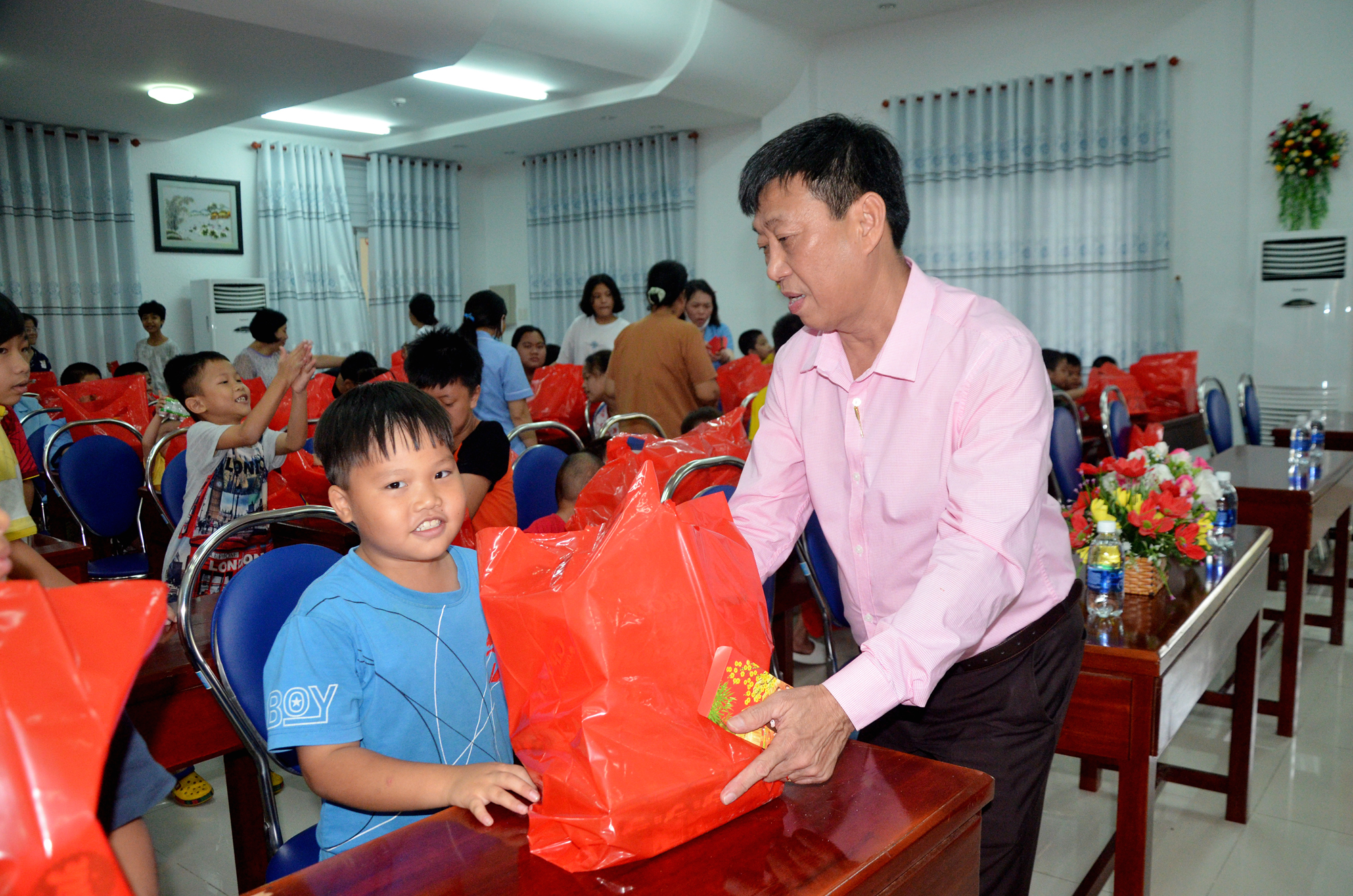 Ông Dương Minh Tú, Giám đốc Công ty TNHH MTV Xổ số kiến thiết tỉnh Bà Rịa - Vũng Tàu tặng quà tết cho trẻ em đang được nuôi dưỡng tại Trung tâm Công tác xã hội và bảo trợ trẻ em tỉnh.