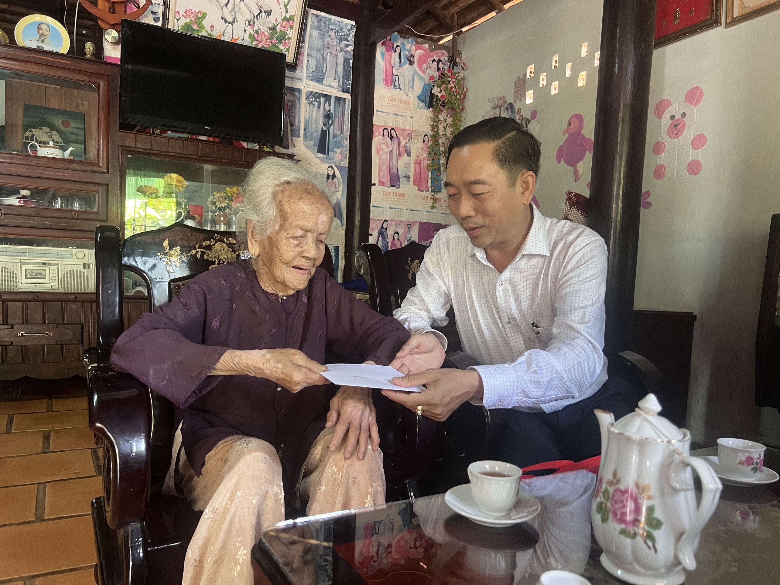 Đoàn lãnh đạo tỉnh do ông Lê Văn Hoà, Tỉnh ủy viên, Chủ tịch Liên đoàn Lao động tỉnh làm trưởng đoàn đã đến thăm, chúc Tết mẹ VNAH Trần Thị Đường (xã Hoà Long, TP.Bà Rịa).