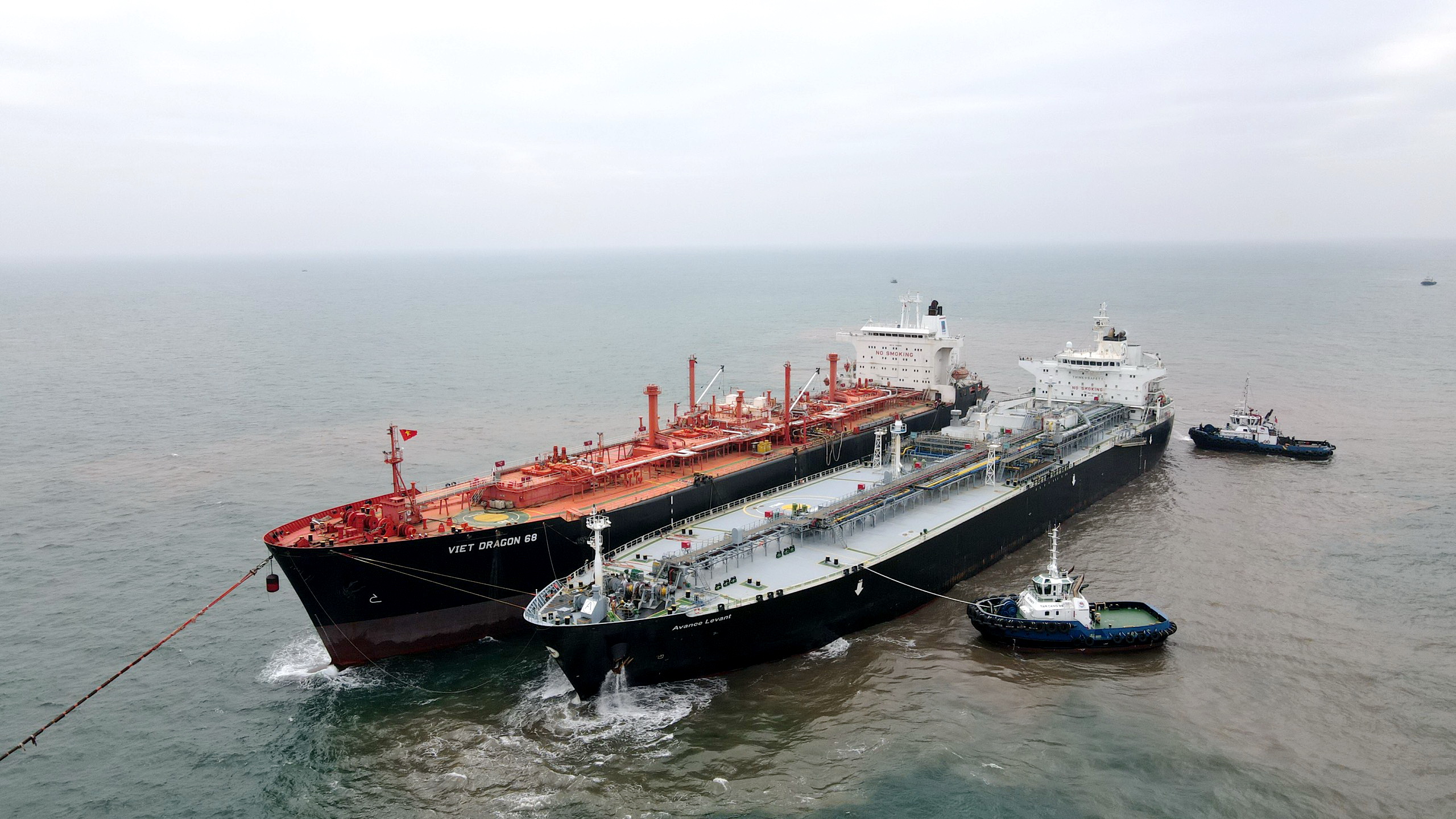 Tàu Avance Levant cập vào tàu kho Nổi Việt Dragon 68 do PVGAS Trading để chuyển tải LPG vào đầu năm 2023