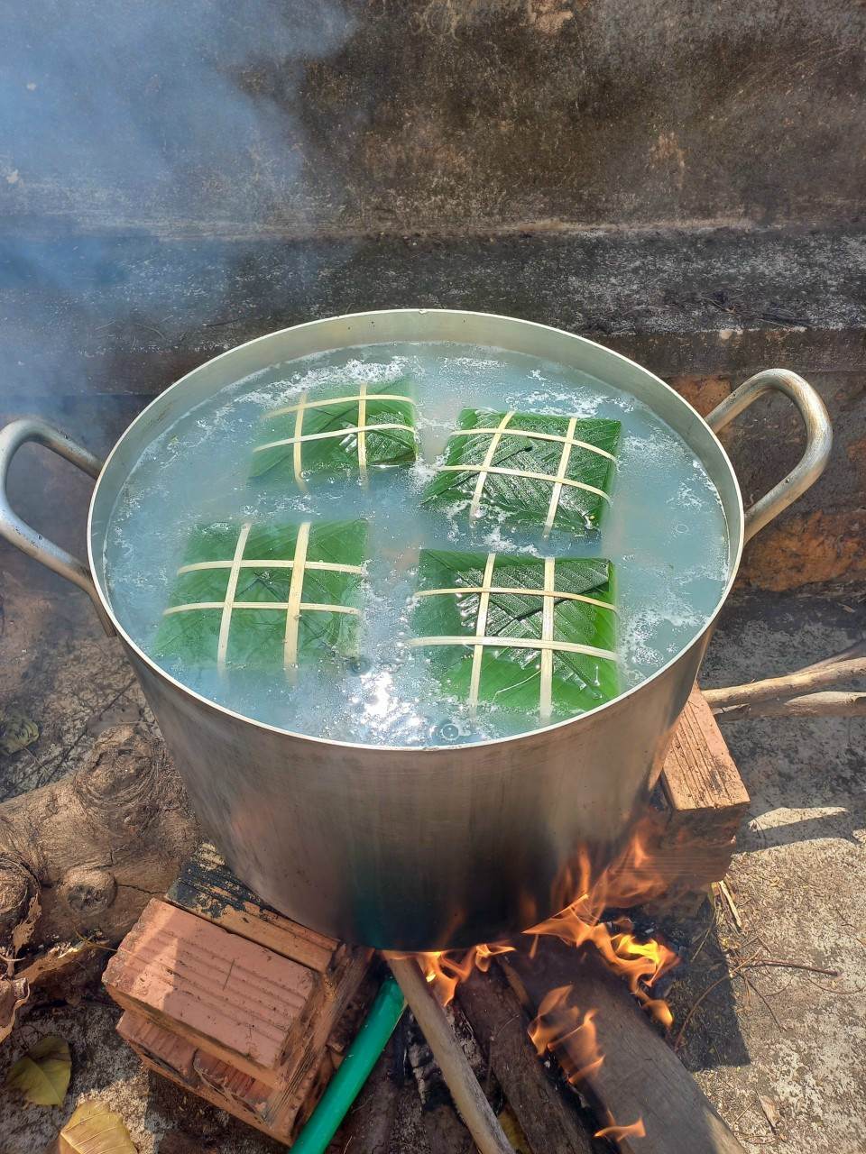 Nồi bánh chưng của gia đình ông Phạm Quang Lập, ông cho biết thêm, bánh chưng sau khi được gói hoàn thiện sẽ được mang đi nấu từ 9 đến 10 tiếng.