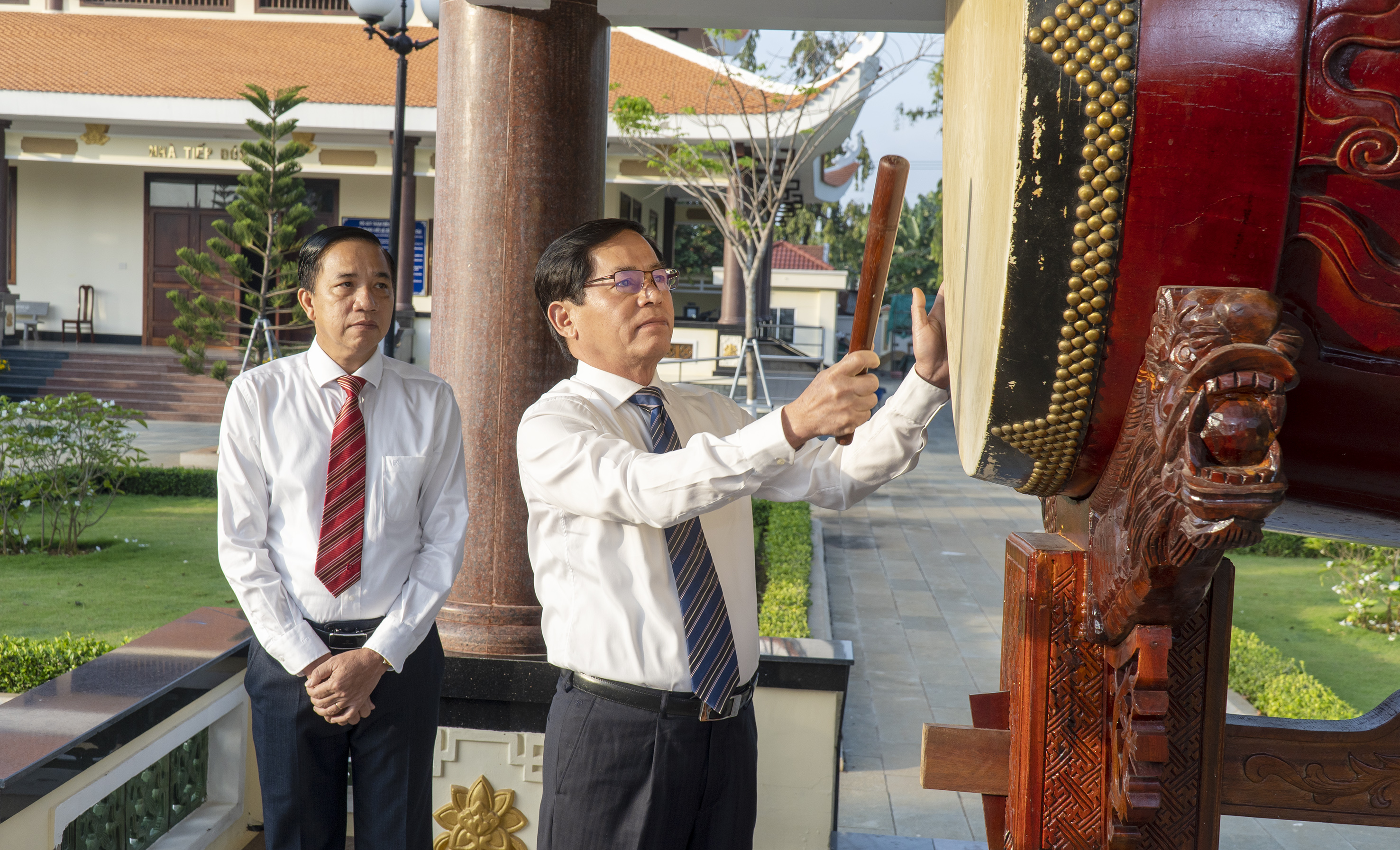 Ông Phạm Viết Thanh, Ủy viên Trung ương Đảng, Bí thư Tỉnh ủy thực hiện nghi thức khai trống tại lễ viếng.