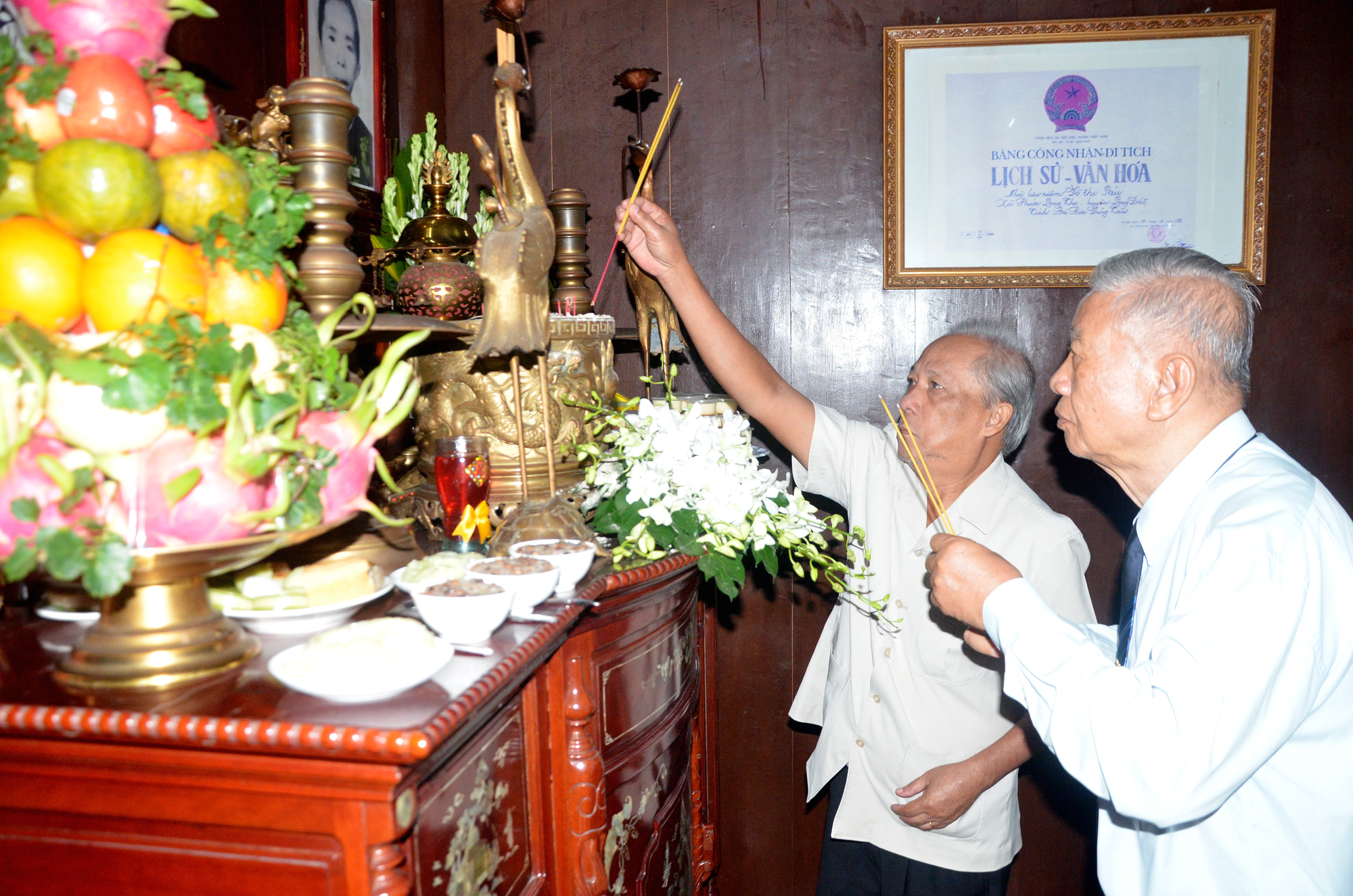 Ông Trần Văn Khánh, nguyên Bí thư Tỉnh ủy; ông Nguyễn Tuấn Minh, Nguyên Bí thư Tỉnh ủy dân hương tưởng nhớ AHLLVTND Võ Thị Sáu.