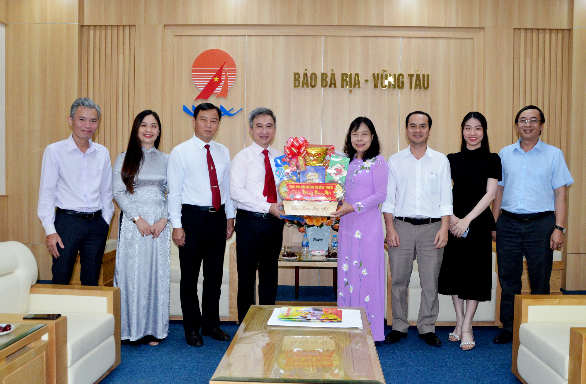 Ông Đặng Minh Thông, Phó Chủ tịch UBND tỉnh tặng quà chúc mừng năm mới Báo Bà Rịa-Vũng Tàu.