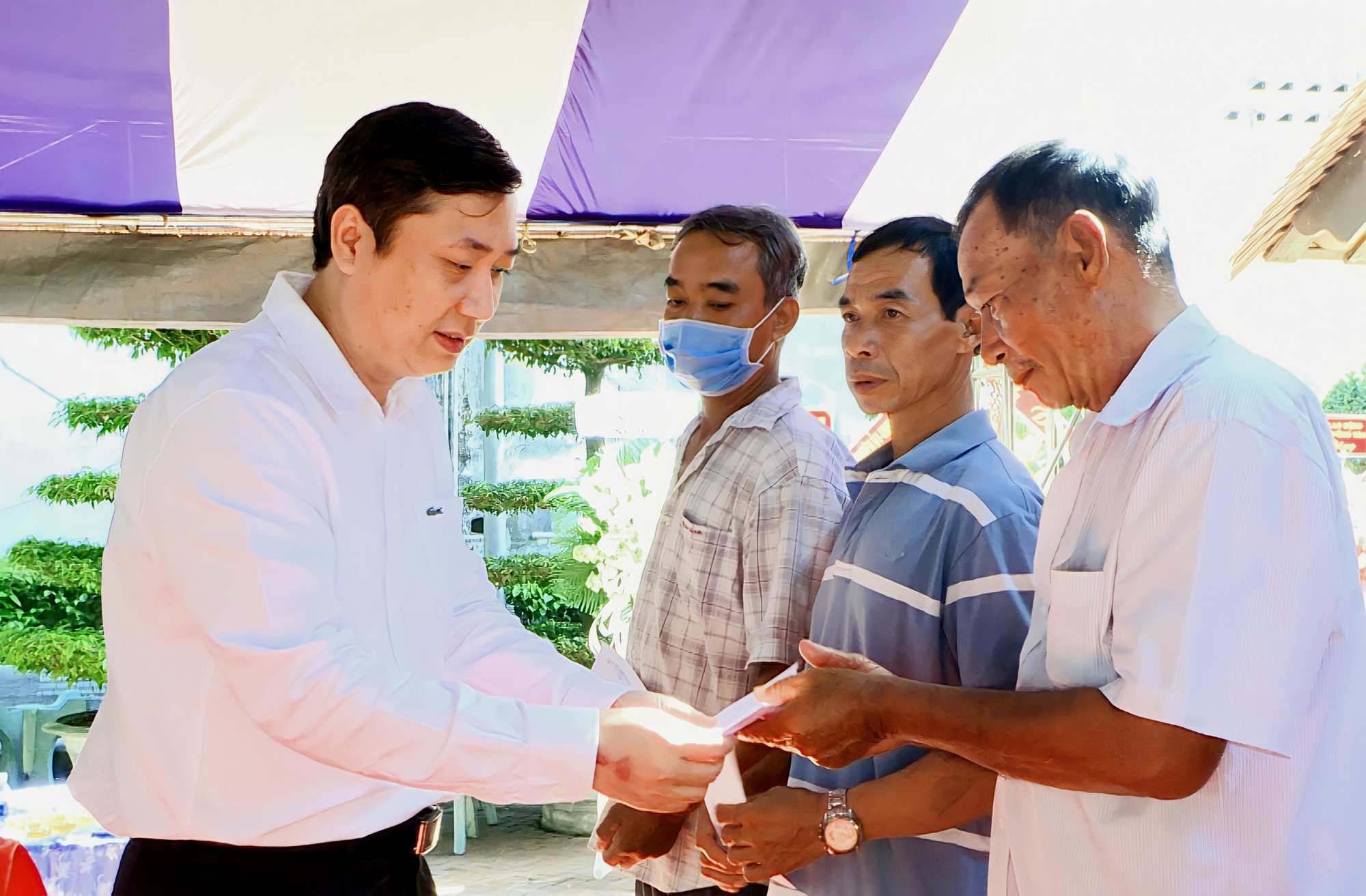Ông Nguyễn Công Danh, Bí thư Huyện ủy Đất Đỏ trao quà Tết từ Quỹ Từ thiện Cô Sáu cho các các gia đình chính sách, người nghèo của thị trấn Đất Đỏ (huyện Đất Đỏ).