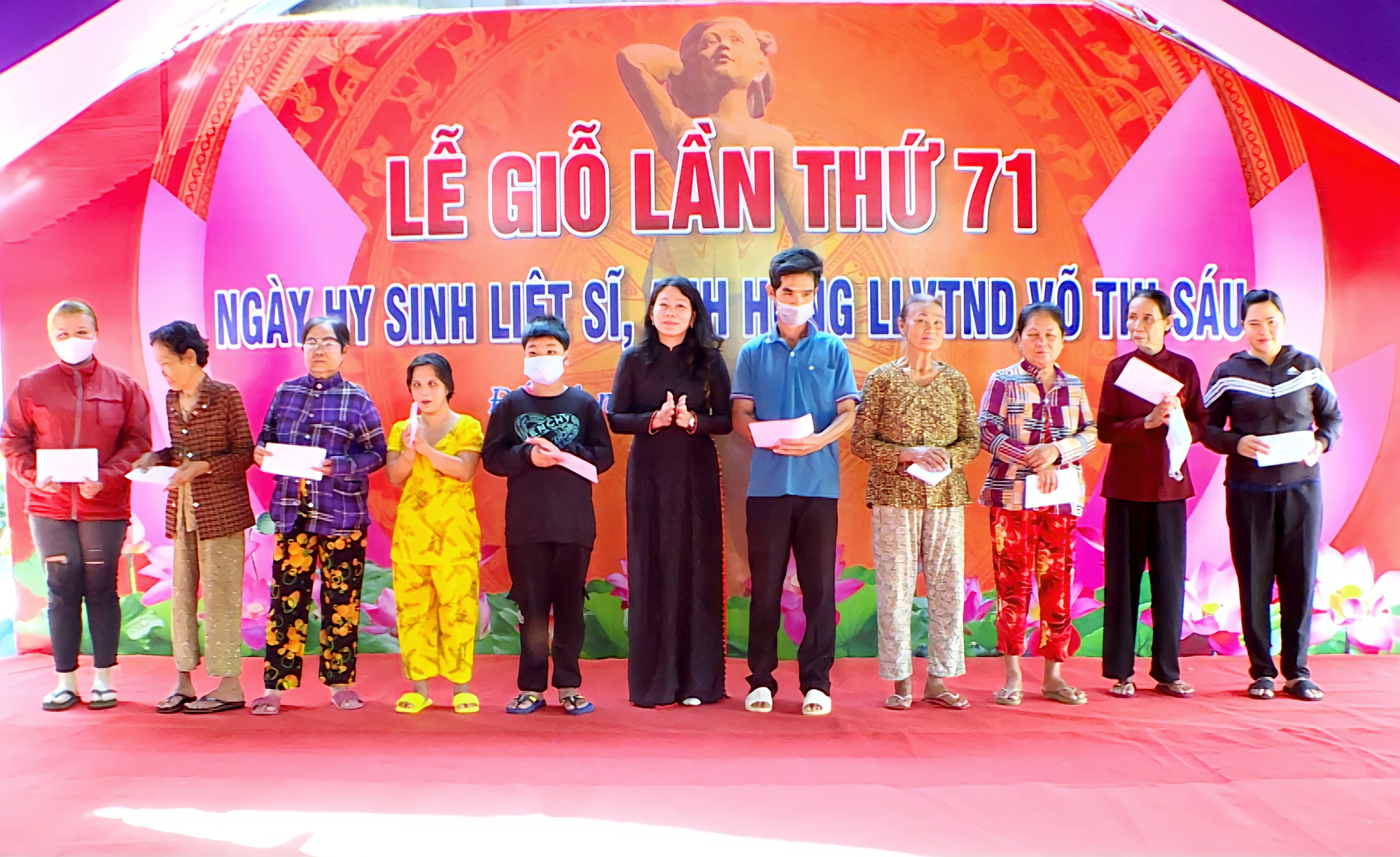 Bà Đỗ Thị Hồng, Chủ tịch UBND huyện Đất Đỏ trao quà Tết từ Quỹ Từ thiện Cô Sáu cho các các gia đình chính sách, người nghèo của thị trấn Đất Đỏ (huyện Đất Đỏ).