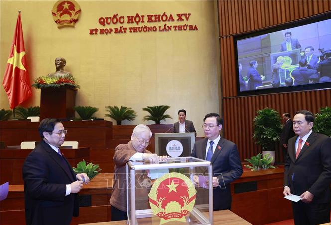 Tổng Bí thư Nguyễn Phú Trọng và các đồng chí lãnh đạo Đảng, Nhà nước bỏ phiếu miễn nhiệm Chủ tịch nước Nguyễn Xuân Phúc. Ảnh: TTXVN