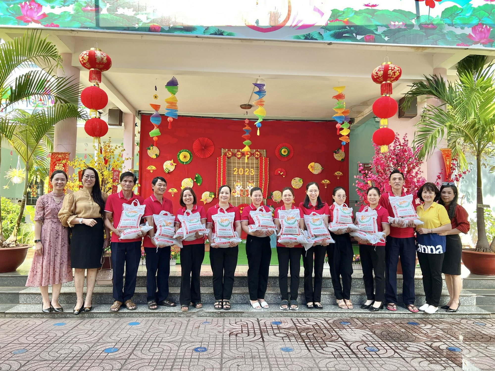 Lãnh đạo LĐLĐ TP.Vũng Tàu tặng quà cho viên chức, người lao động có hoàn cảnh khó khăn của Trường MN Hương Sen.