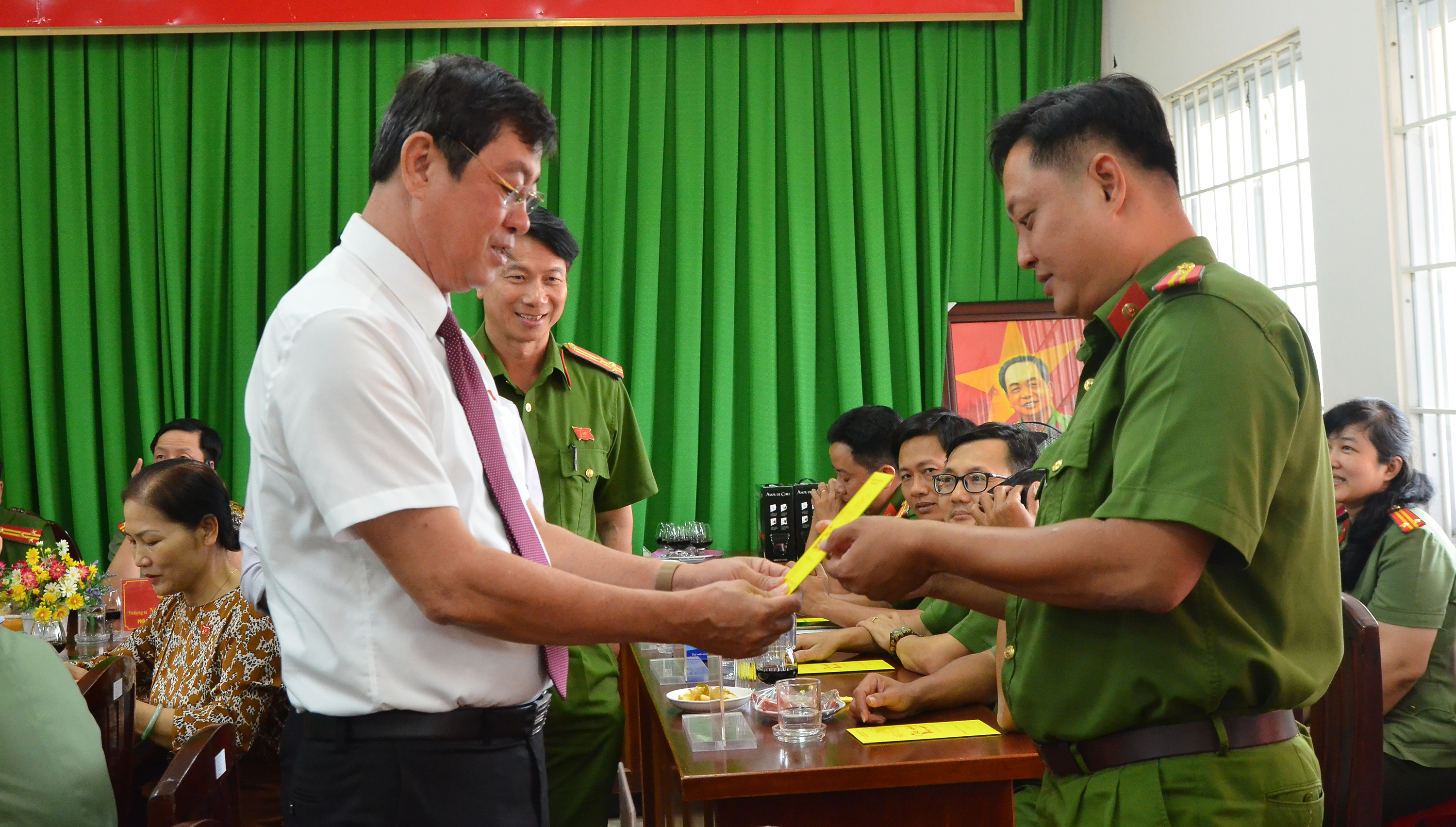Ông Trần Đình Khoa, Ủy viên Ban Thường vụ Tỉnh ủy, Bí thư Thành ủy Vũng Tàu chúc Tết cán bộ Công an các phường, xã.