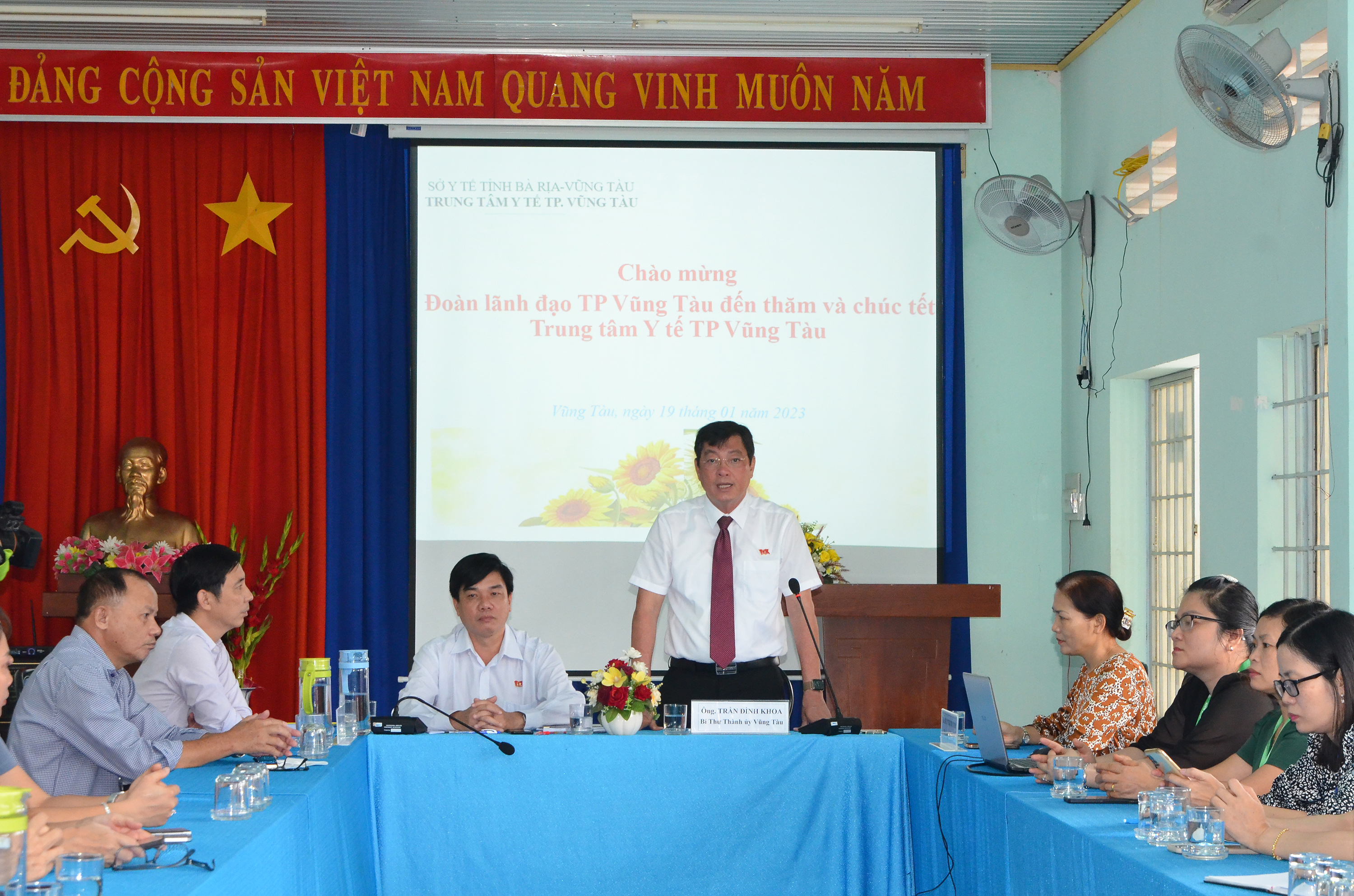 Ông Trần Đình Khoa, Ủy viên Ban Thường vụ Tỉnh ủy, Bí thư Thành ủy Vũng Tàu chúc Tết  cán bộ, nhân viên Trung tâm Y tế TP.Vũng Tàu và Trung tâm Y tế 17, phường, xã;.