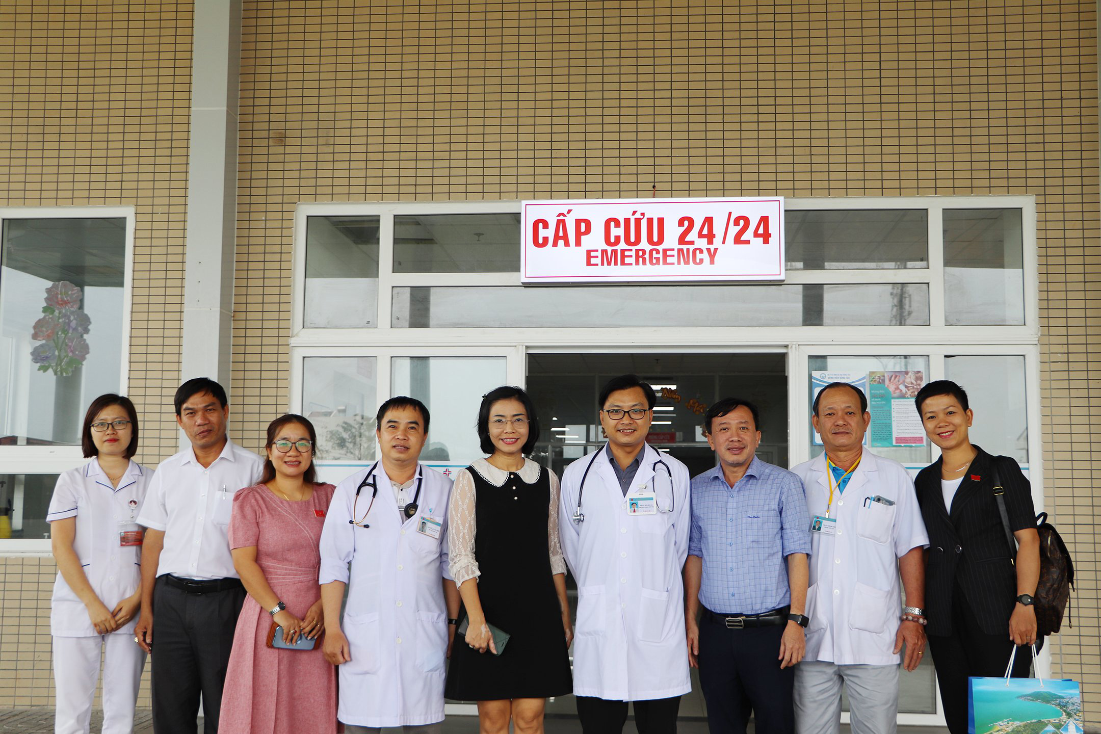 Bà Lê Thị Thanh Bình, Phó Bí thư Thường trực Thành ủy thăm, chúc Tết Khoa Cấp cứu, Bệnh viện Vũng Tàu. ẢNH: MINH THANH