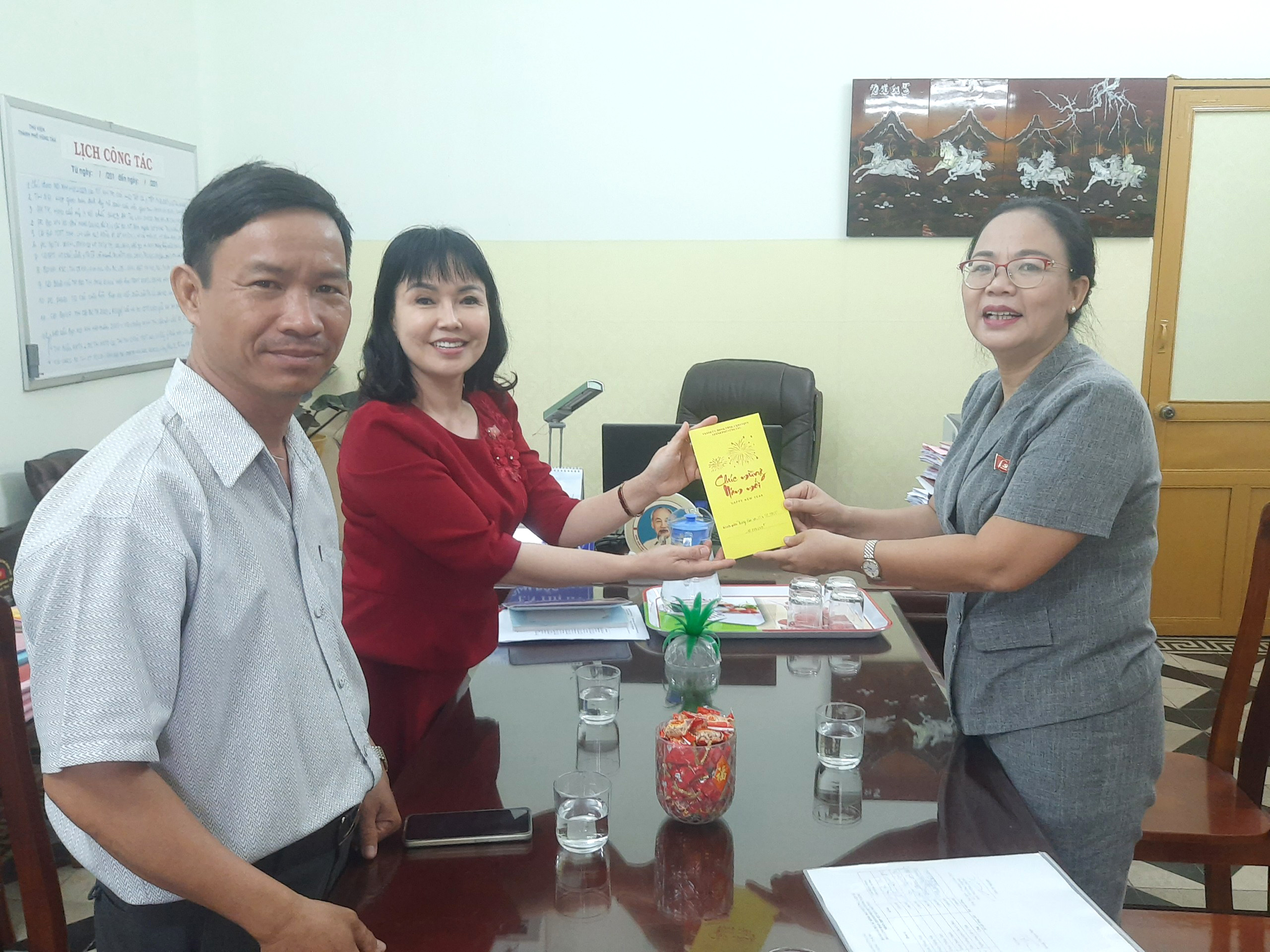 Bà Nguyễn Thị Thu Hương, Phó Chủ tịch UBND TP. Vũng Tàu thăm, chúc Tết Trung tâm Văn hóa-Thông tin-Thể thao thành phố. Ảnh: MẠNH CƯỜNG..