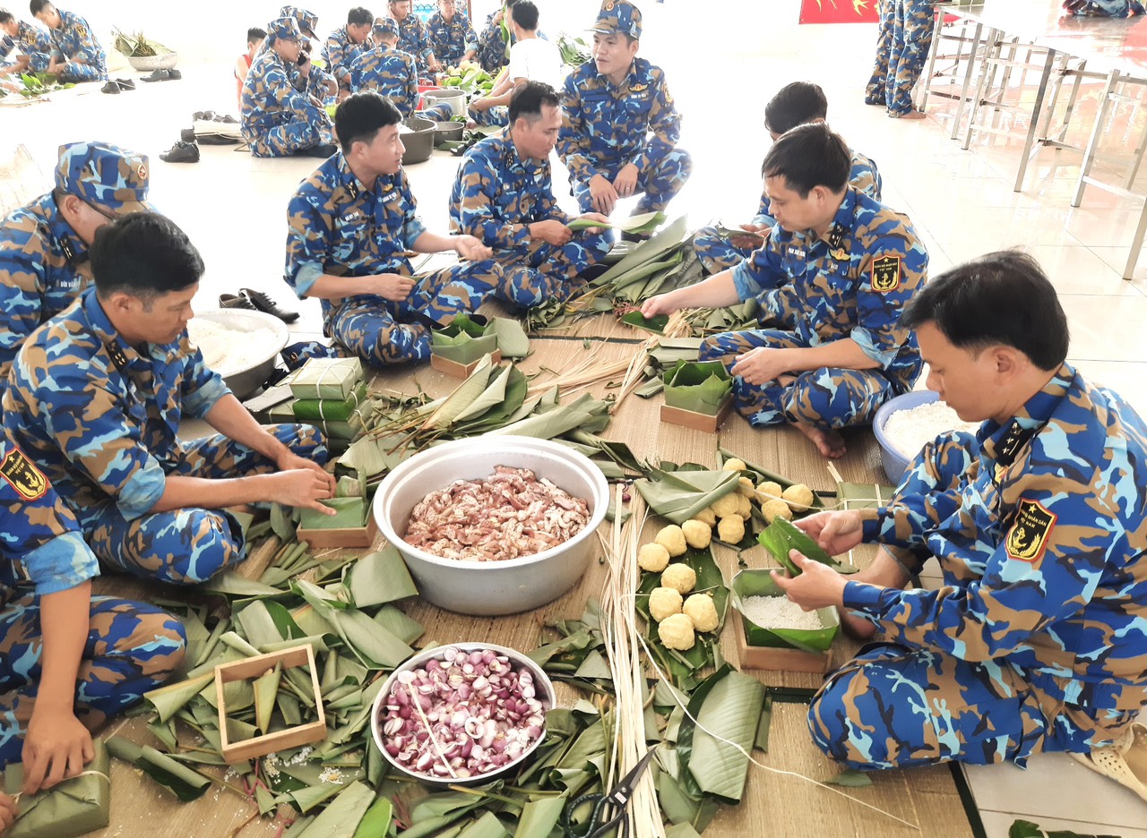 Cán bộ, chiến sĩ tham gia gói bánh chưng.