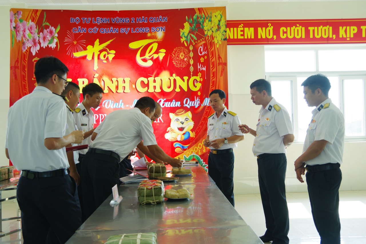 Ban giám khảo chấm thi các sản phẩm.