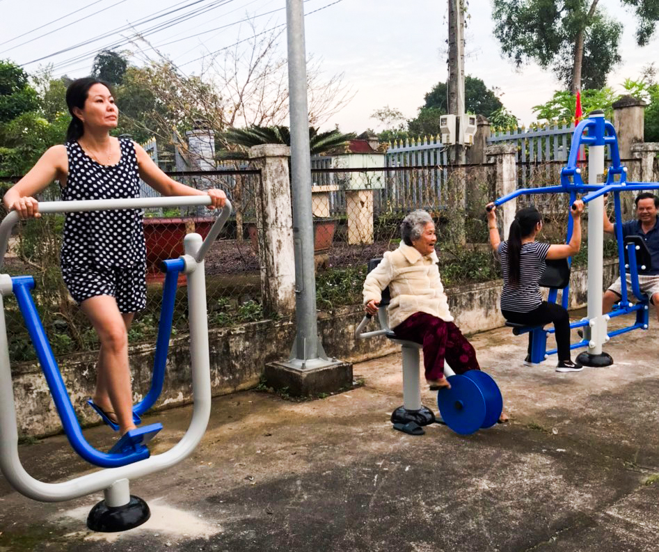 Cụ bà Võ Thị Chọn (ngồi giữa), ở ấp Hiệp Thành, xã Quảng Thành thường xuyên tập luyện TDTT vào buổi sáng sớm.