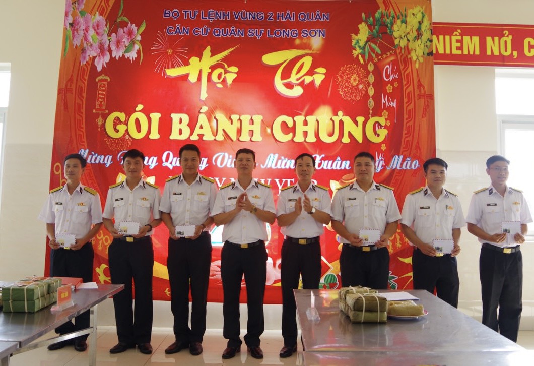 Ban tổ chức trao giải Nhất, Nhì, Ba cho các đội.
