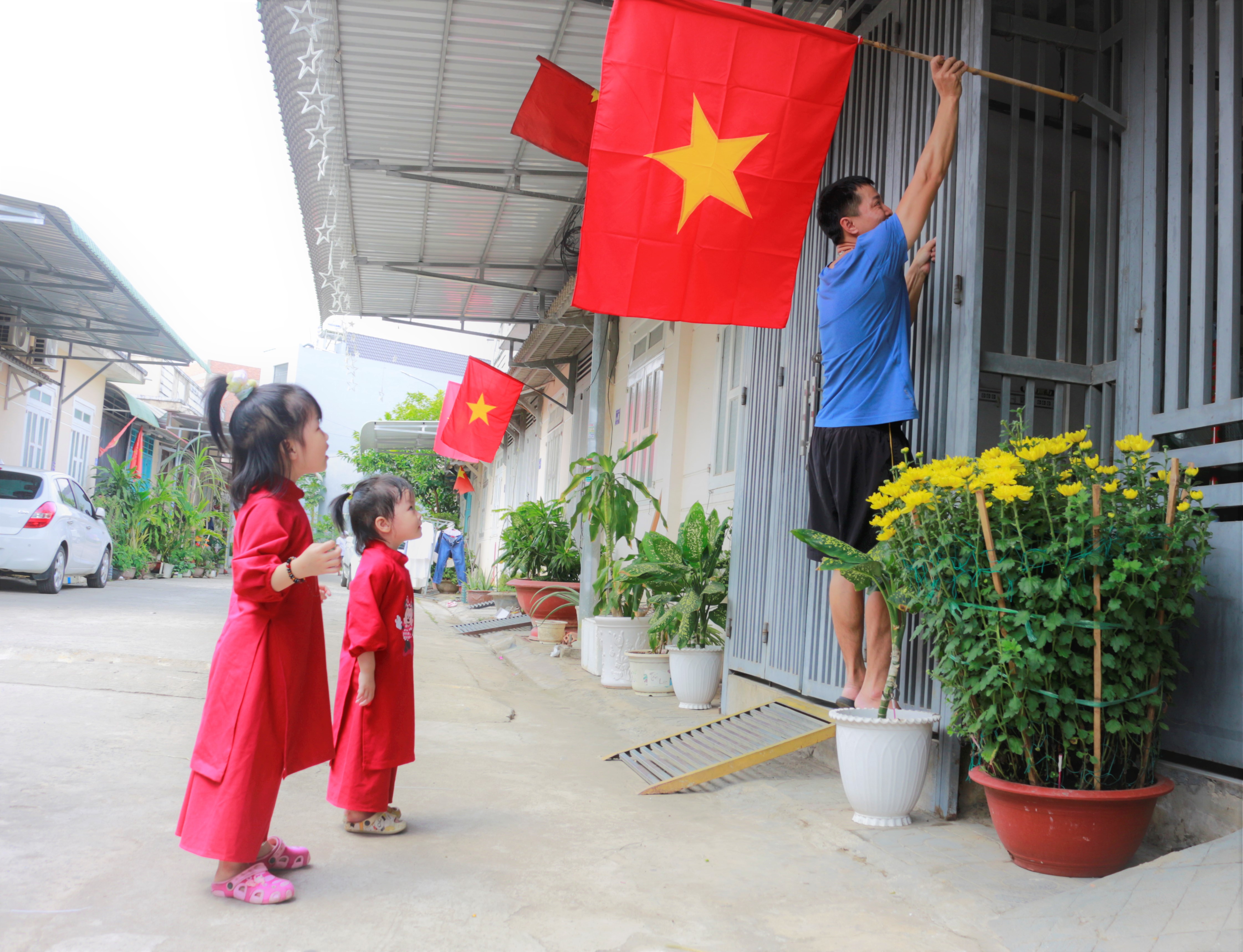 Tất cả các gia đình đều tích cực hưởng ứng treo cờ Tổ quốc trong dịp Tết cổ truyền.