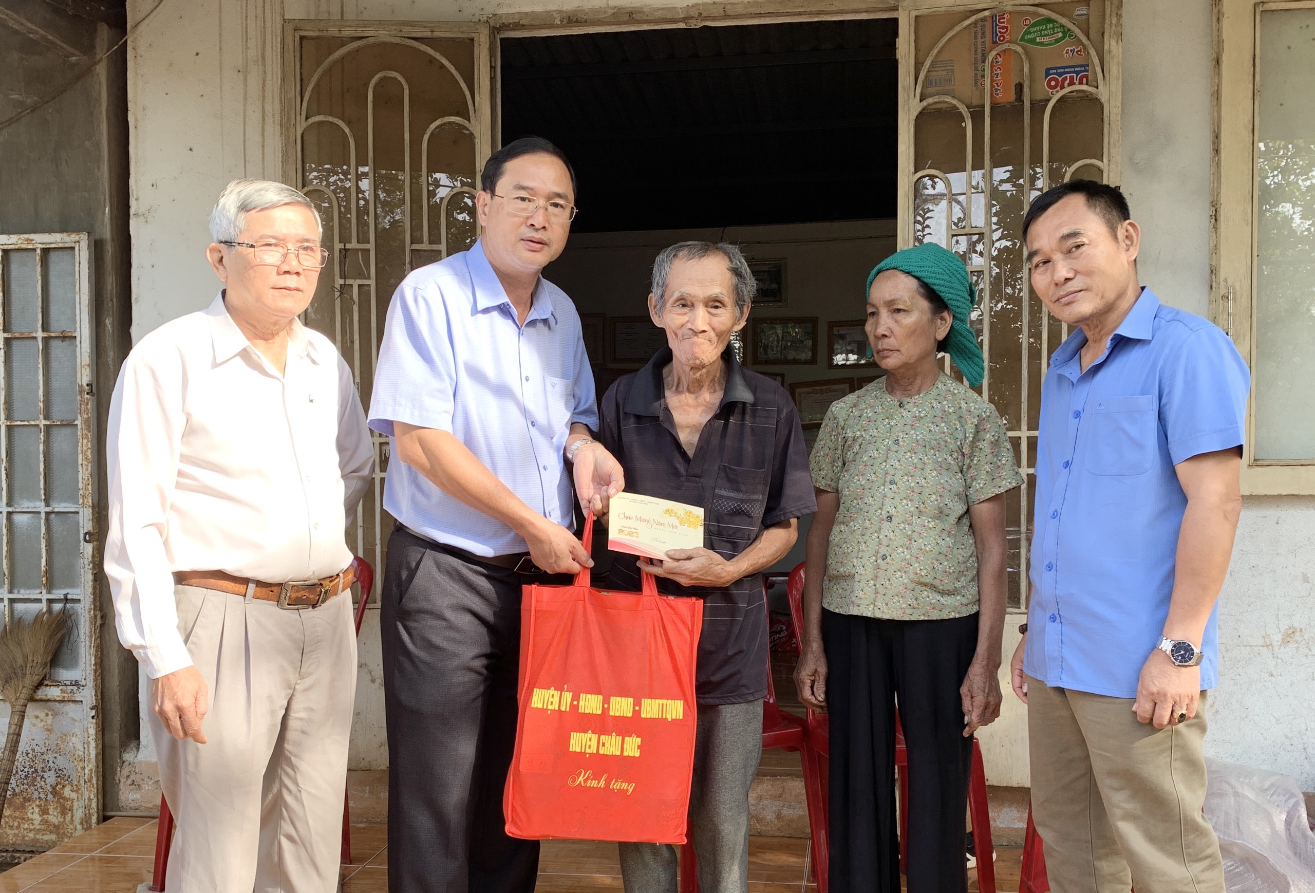 Ông Nguyễn Tấn Bản, Chủ tịch UBND huyện Châu Đức đến thăm, chúc Tết gia đình ông Phan Văn Mỹ (xã Đá Bạc, gia đình vừa mới thoát nghèo)