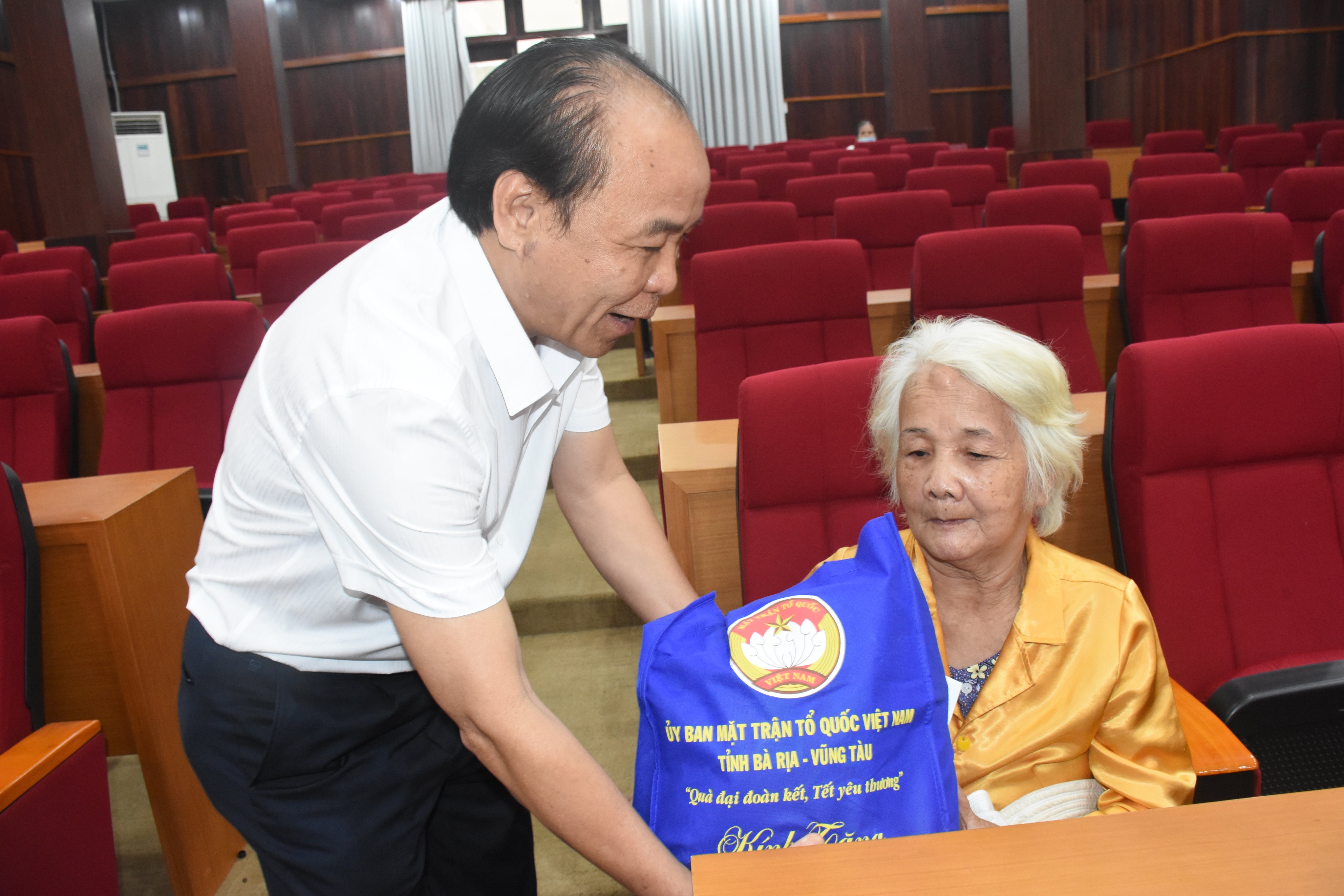 Ông Nguyễn Văn Việt, Bí thư Thị ủy Phú Mỹ trực tiếp tặng quà Tết cho người nghèo trên địa bàn thị xã