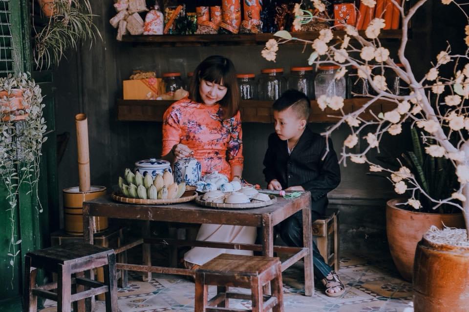 Bối cảnh Tết xưa cũng là lựa chọn của nhiều người khi diện cùng áo dài.