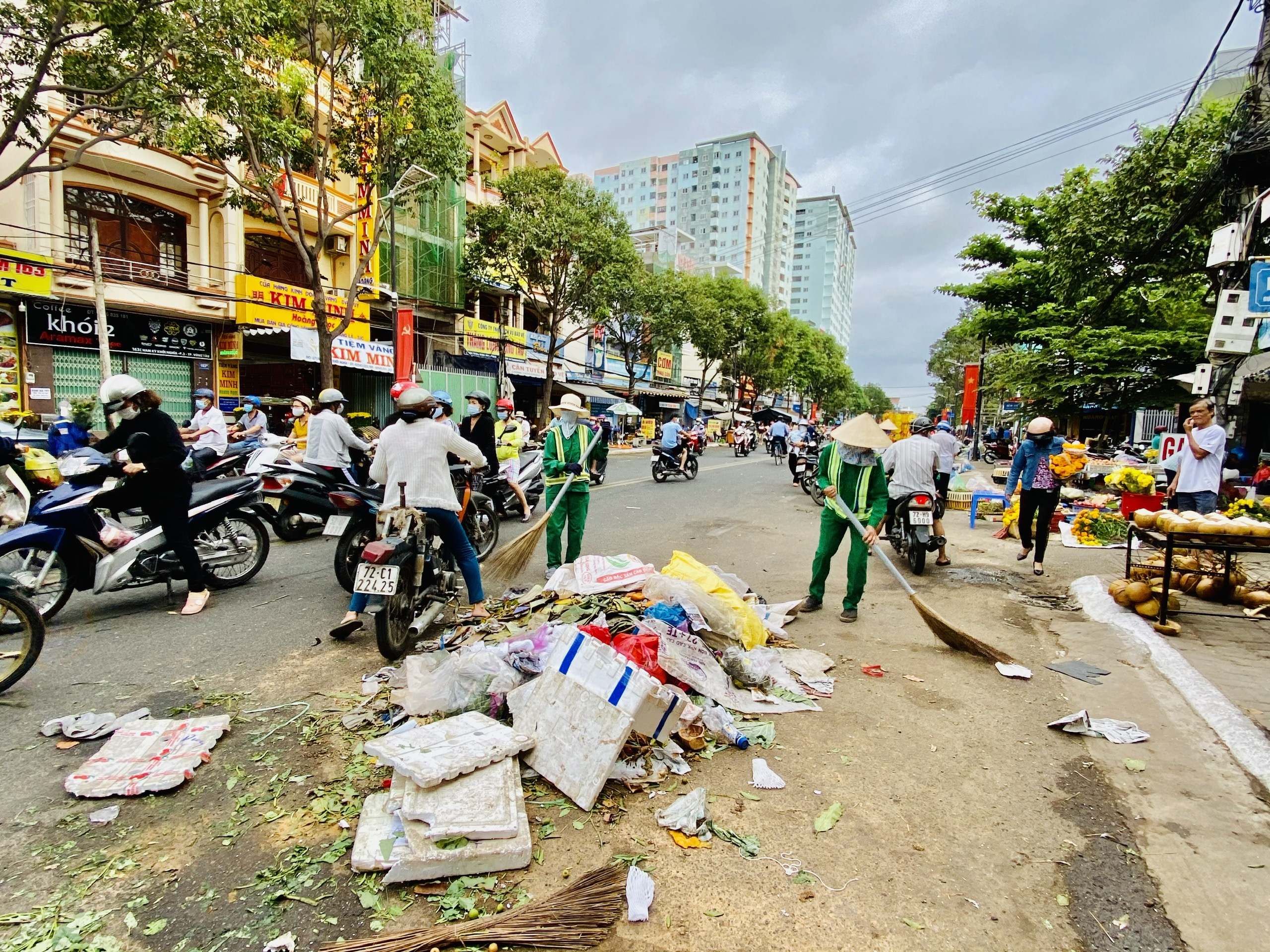 Công nhân VESCO thu gom rác trên đường Nam Kỳ Khởi Nghĩa, khu vực gần chợ mới Vũng Tàu