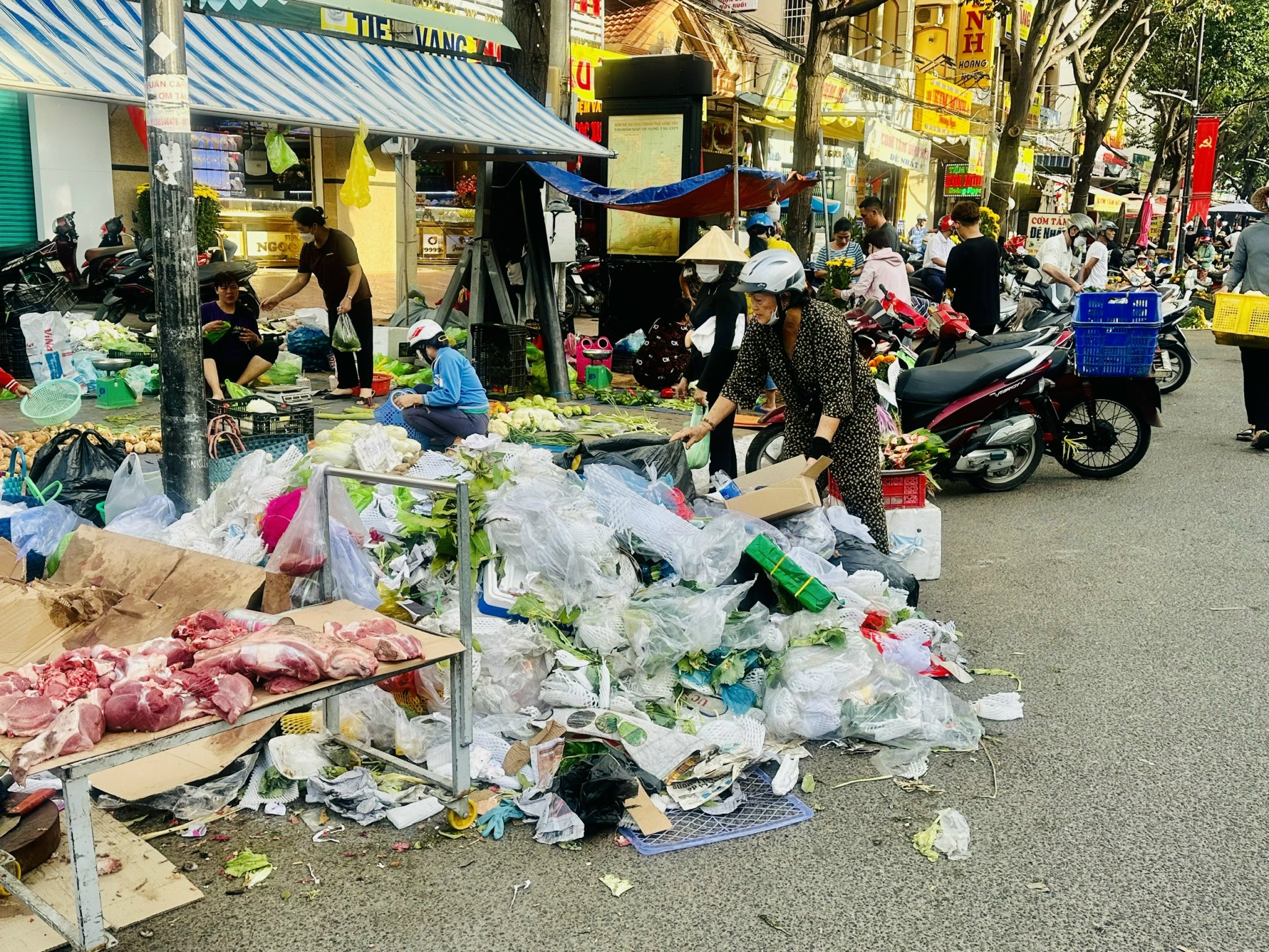 Rác ngập ngụa trên đường Nam Kỳ Khởi Nghĩa vào sáng 30 Tết do hoạt động buôn bán tại chợ mới Vũng Tàu thải bỏ
