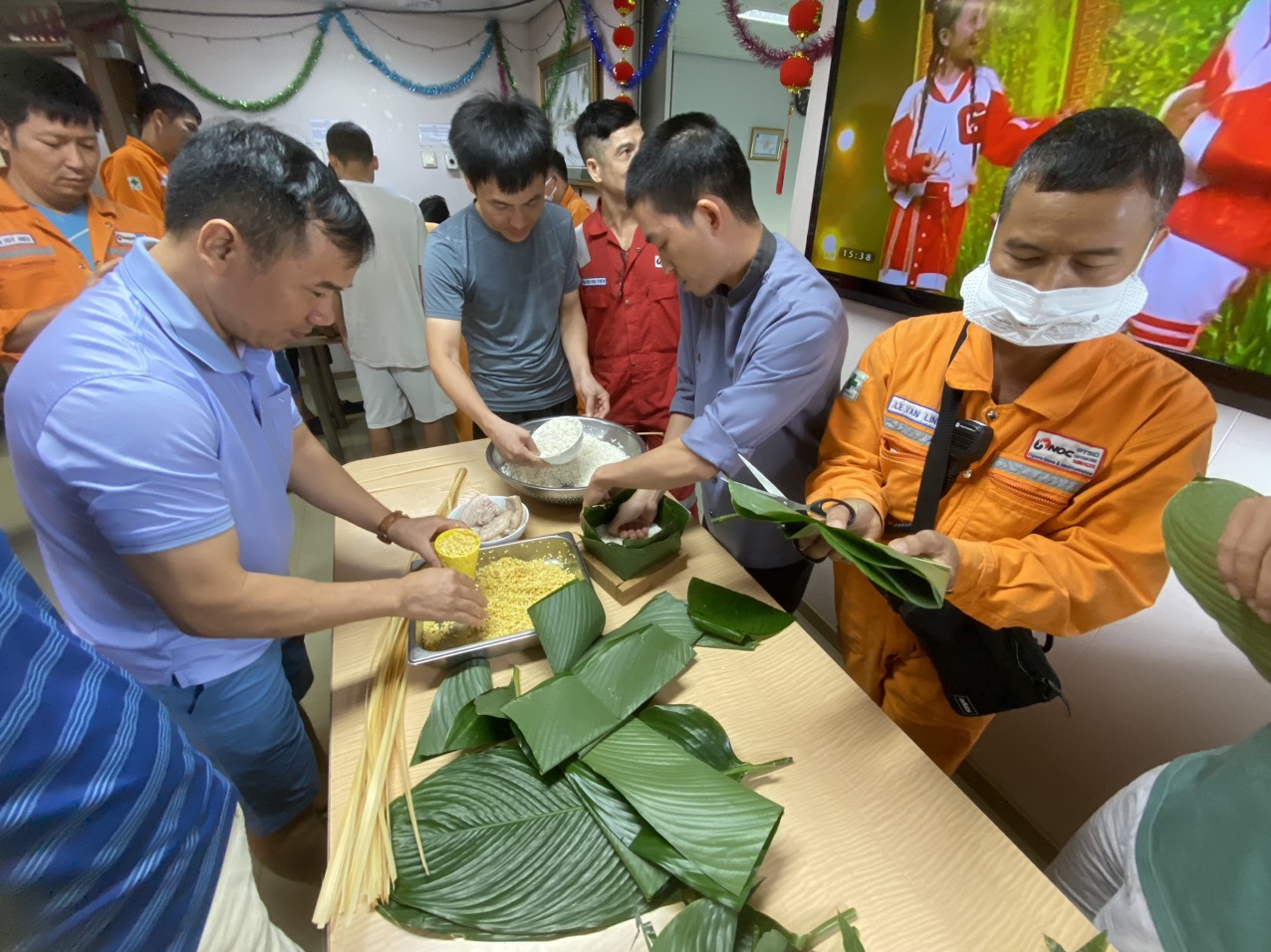 Mở đầu cho các hoạt động dịp đón Tết là cuộc thi gói bánh chưng.