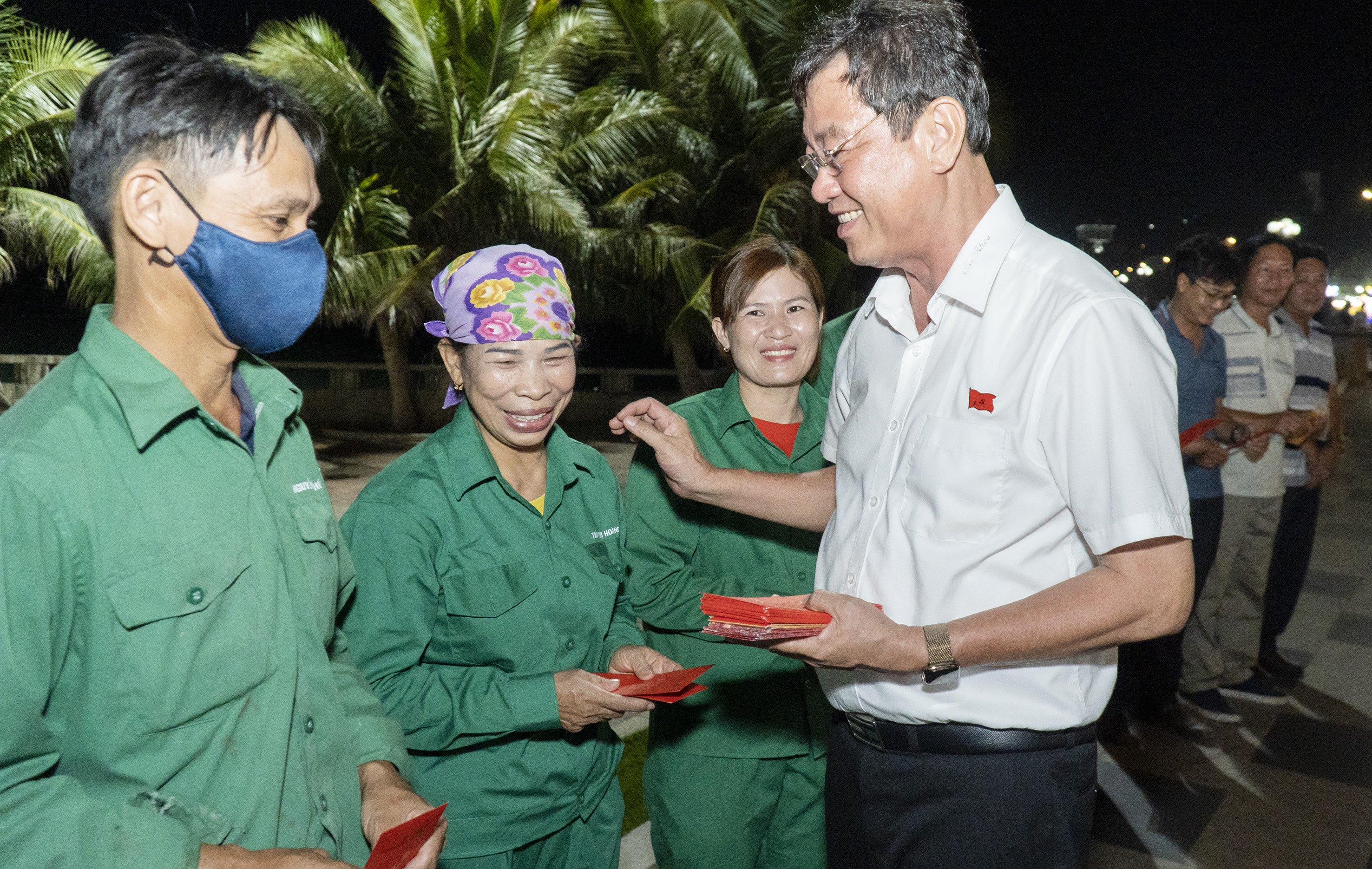 Ông Trần Đình Khoa, Ủy viên Ban Thường vụ Tỉnh ủy, Bí thư Thành ủy Vũng Tàu động viên, chúc Tết và lì xì các công nhân đang làm nhiệm vụ giữ gìn vẻ sạch đẹp cho thành phố.