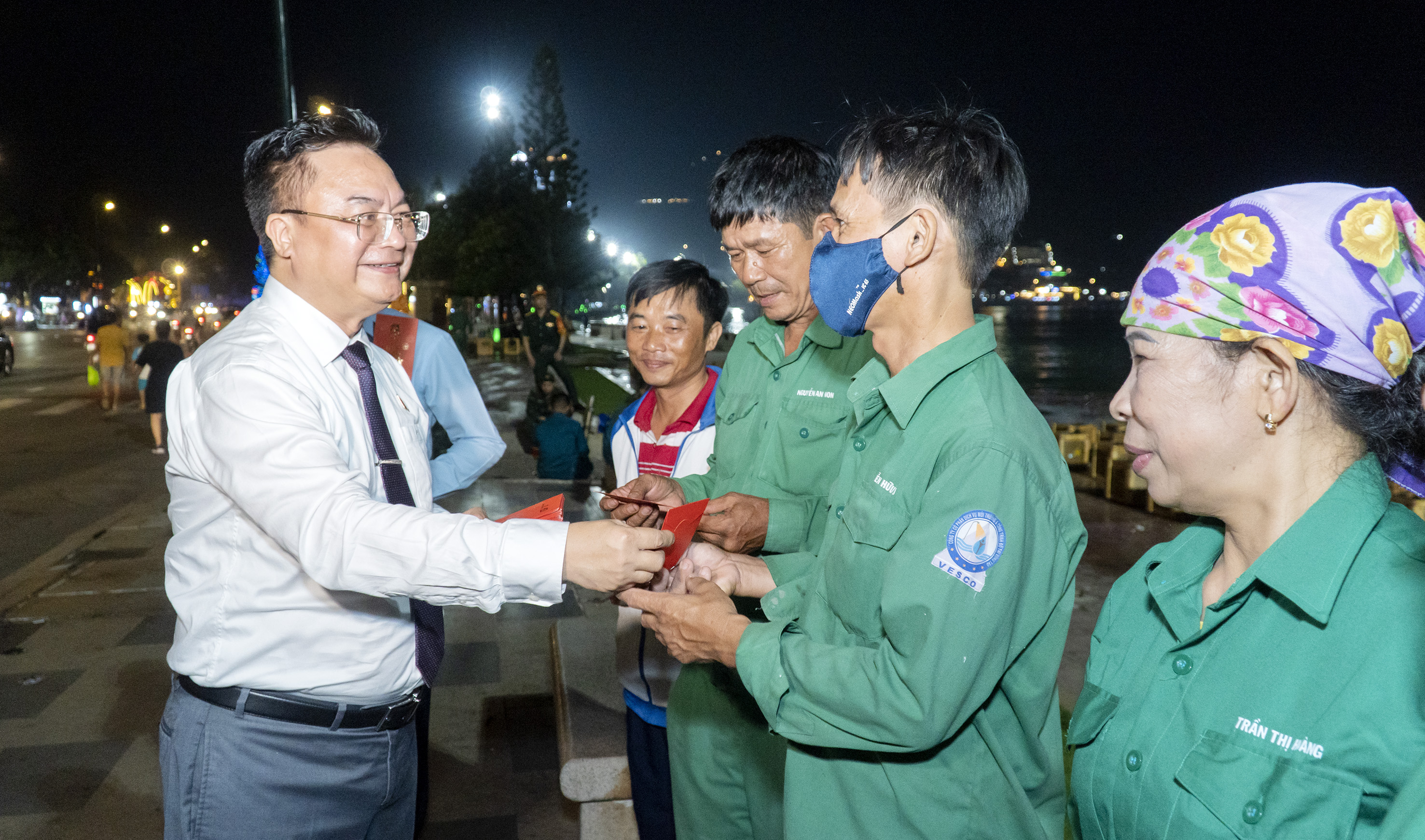 Ông Hoàng Vũ Thảnh, Chủ tịch UBND TP. Vũng Tàu chúc Tết, lì xì công nhân Công ty CP Dịch vụ Môi trường và Công trình đô thị Vũng Tàu.