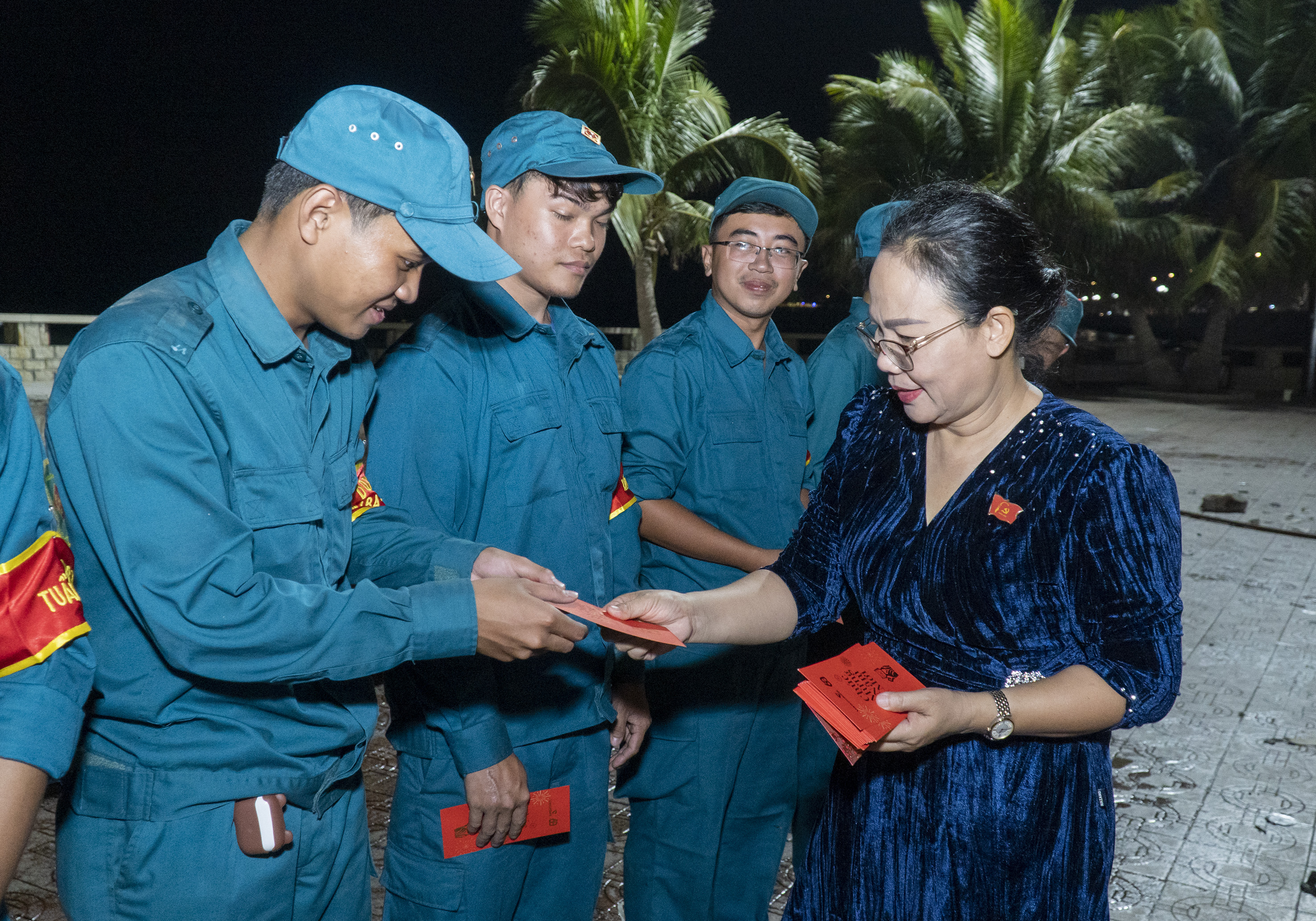 Bà Nguyễn Thị Thu Hương, Phó Chủ tịch UBND TP. Vũng Tàu động viên, lì xì cho các lực lượng thực hiện nhiệm vụ, phục vụ bắn pháo hoa trong đêm giao thừa.