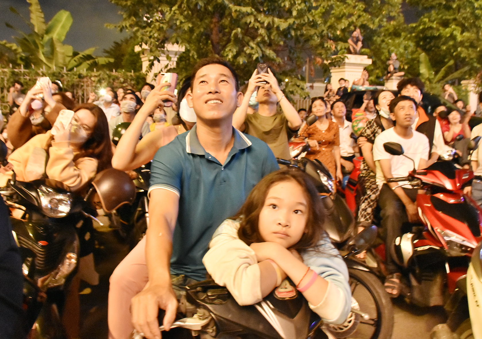 Vợ chồng anh Hà Văn Bảo, chị Cao Thị Thanh bày tỏ niềm hạnh phúc khi được ngắm pháo hoa giao thừa