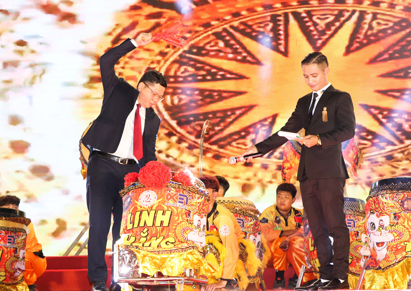 Ông Hoàng Nguyên Dinh, Bí thư Huyện ủy, Chủ tịch HĐND huyện đánh trống khai hội trong chương trình đêm Giao thừa. Ảnh: Đinh Hùng