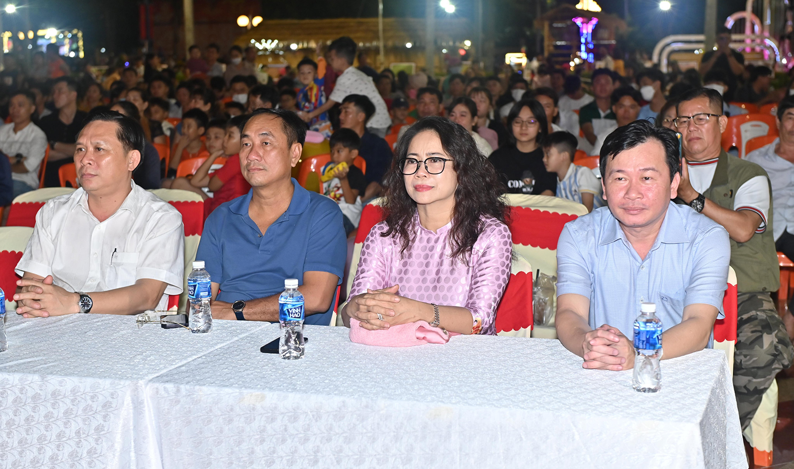 Ông Phạm Thành Chung (hàng đầu, bìa phải), Bí thư Huyện ủy Xuyên Mộc và các đại biểu dự chương trình đêm Giao thừa