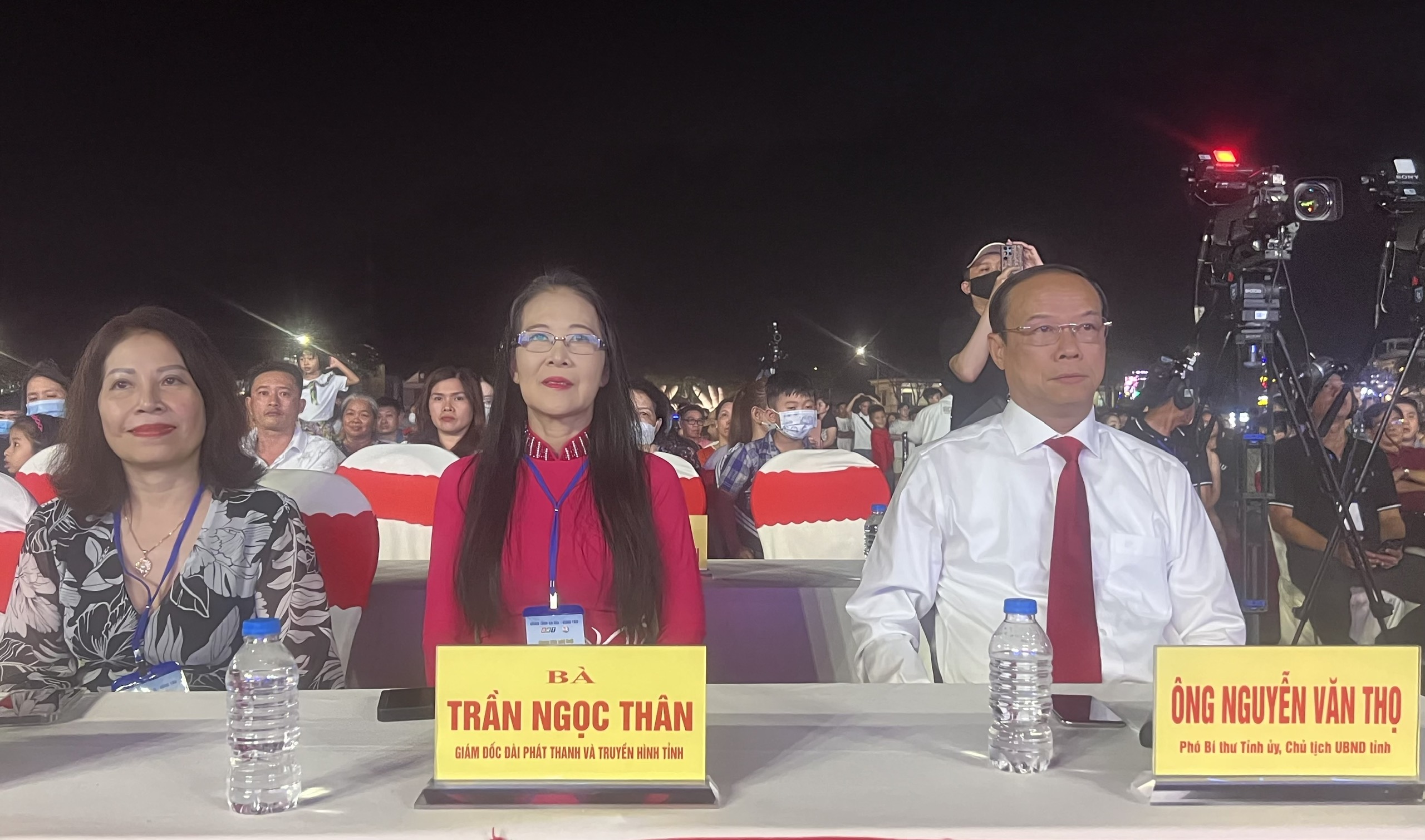 Chủ tịch UBND tỉnh Nguyễn Văn Thọ cùng các đại biểu tham dự chương trình.
