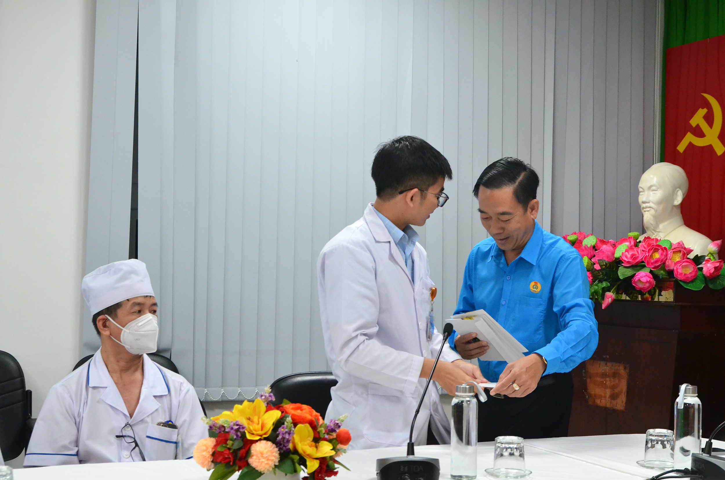 Ông Lê Văn Hòa, Chủ tịch LĐLĐ tỉnh động viên, chúc Tết bác sĩ Văn Viết Thắng, Khoa hồi sức tích cực chống độc, Bệnh viện Vũng Tàu làm việc trong đêm giao thừa Tết Quý Mão.