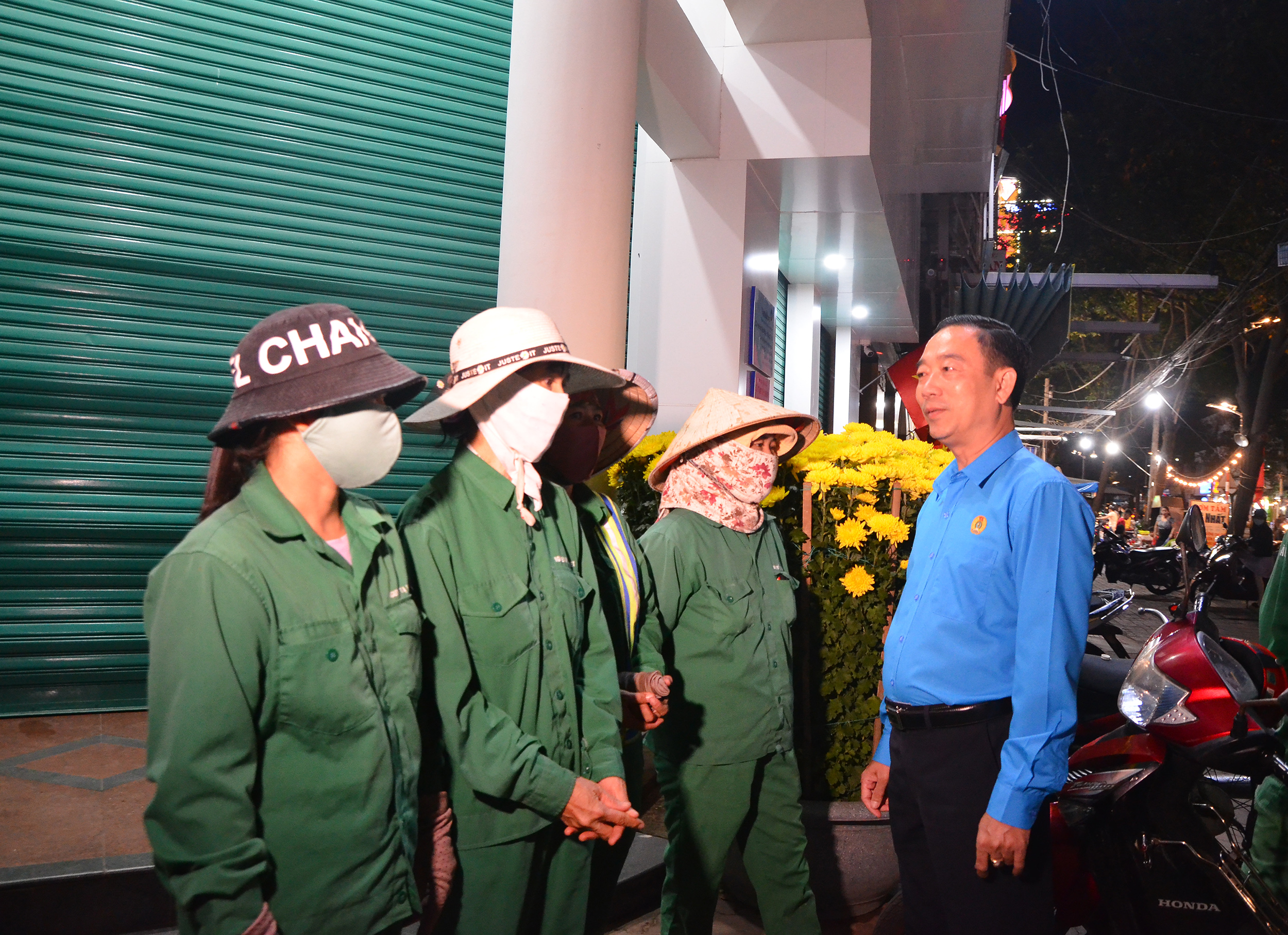 Ông Lê Văn Hòa, Chủ tịch LĐLĐ tỉnh thăm, chúc Tết công nhân Công ty CP Dịch vụ môi trường và Công trình đô thị Vũng Tàu làm việc trong đêm giao thừa.