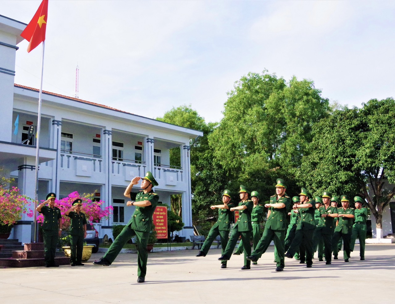 Quang cảnh lễ chào cờ chủ quyền đầu năm mới tại Đồn Biên phòng Long Sơn.