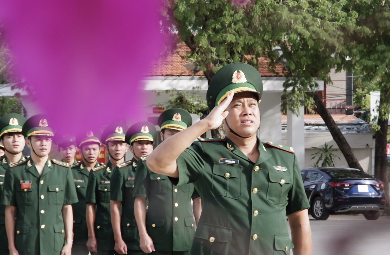 Từng ánh mắt hướng về lá cờ đỏ thắm đang kiêu hãnh tung bay trong nắng sớm làm cho không khí buổi chào cờ đầu năm thêm trang nghiêm, linh thiêng trong niềm xúc động, tự hào của tất cả cán bộ, chiến sĩ.