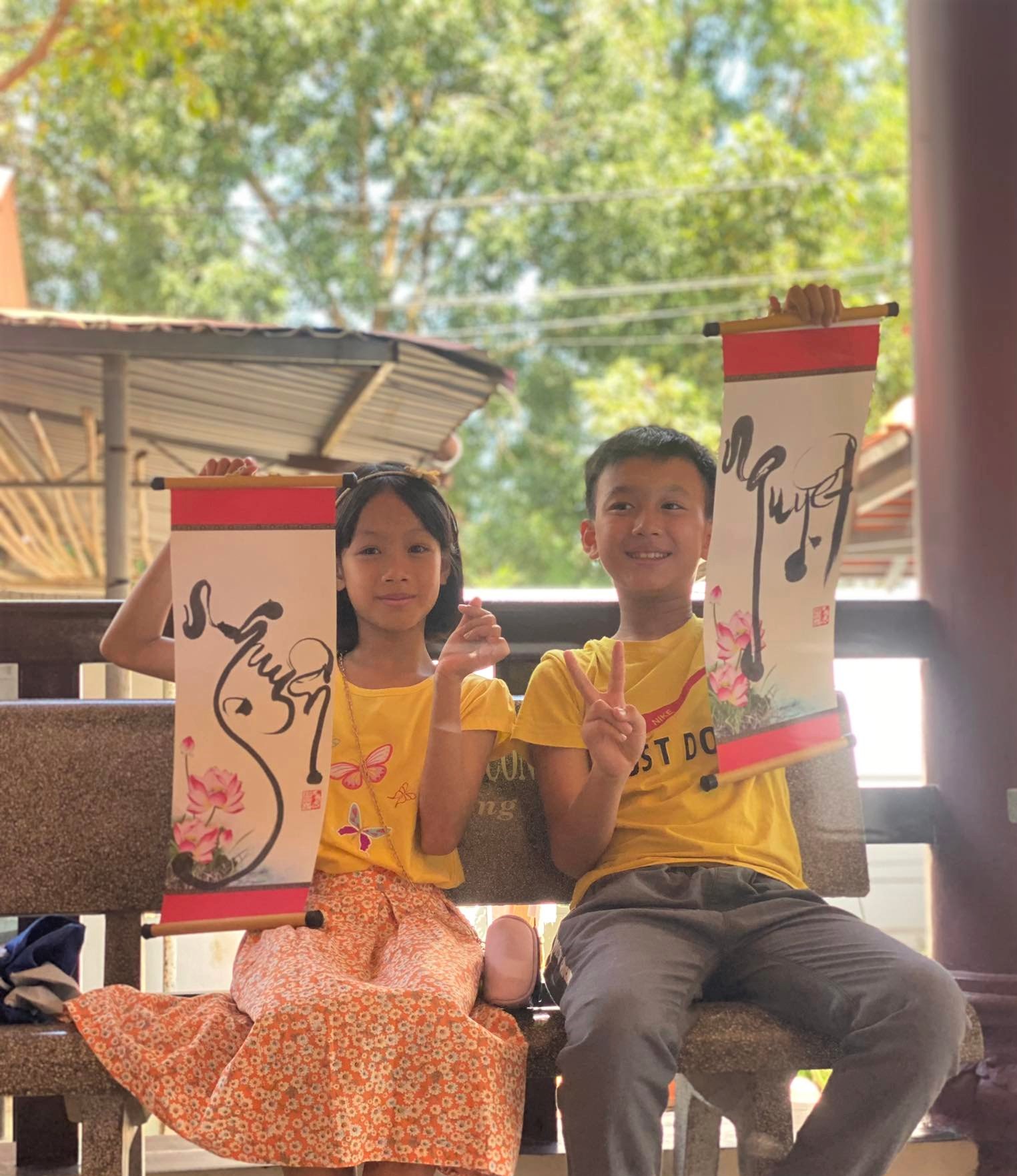 2 bạn Nguyễn Quang Huy và Nguyễn Mai Chi con của chị Đậu Thị Nga xin chữ 