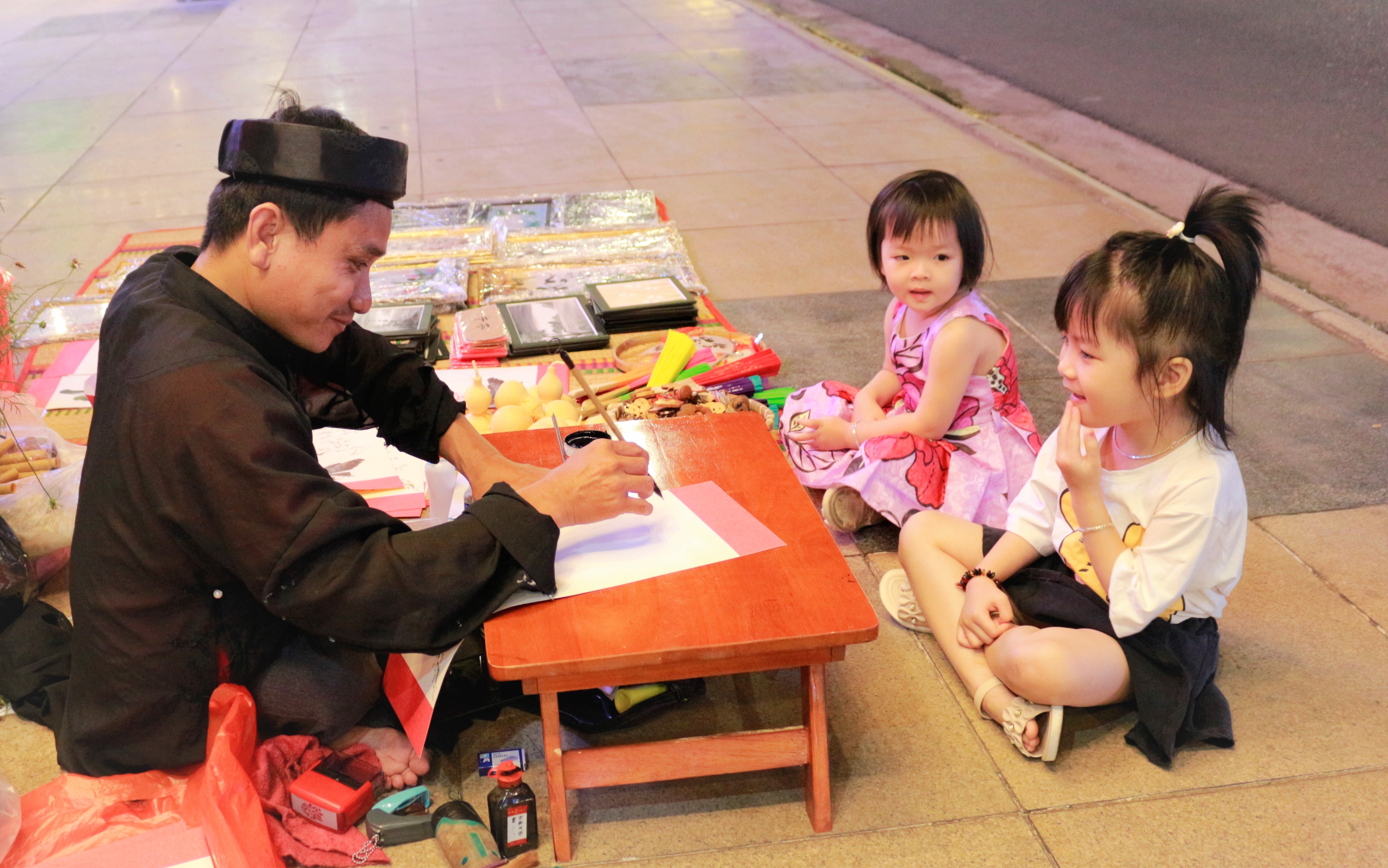 Thầy đồ Nguyễn Viết Tân viết thư pháp đã hơn 10 năm nay, thầy cho biết, năm nay lượng khách xin chữ cũng khá đông.