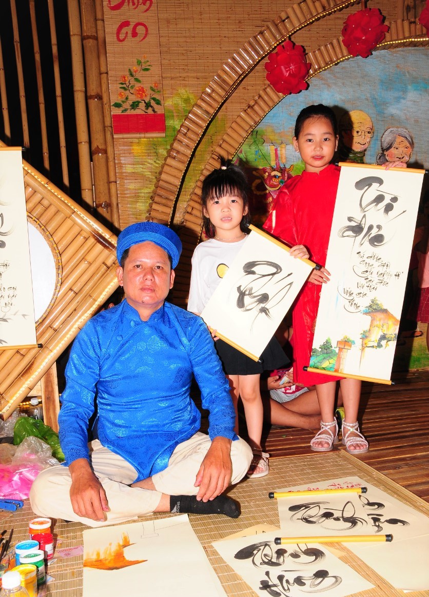 Những ước vọng tốt đẹp cho một năm mới hạnh phúc, bình an được thể hiện trong những nét bút uyển chuyển.