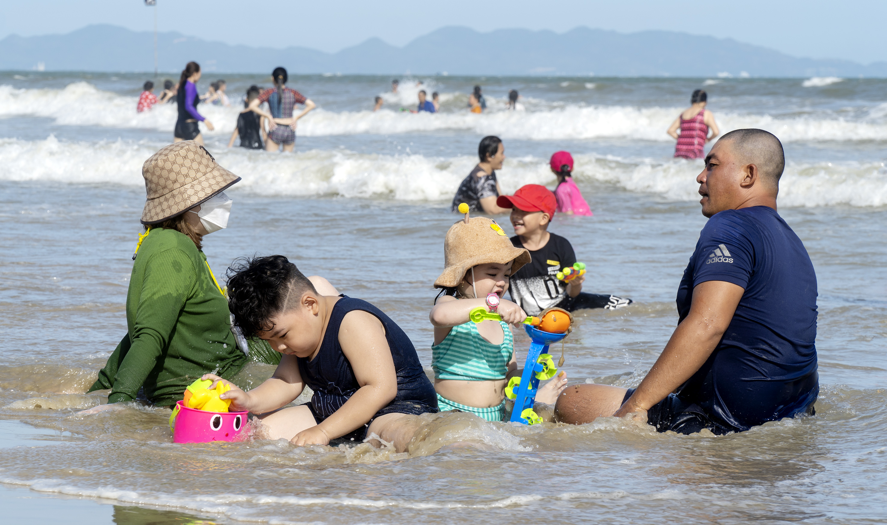 Du khách vui chơi, tắm biển tại Bãi Sau, TP. Vũng Tàu chiều mùng 2 Tết.